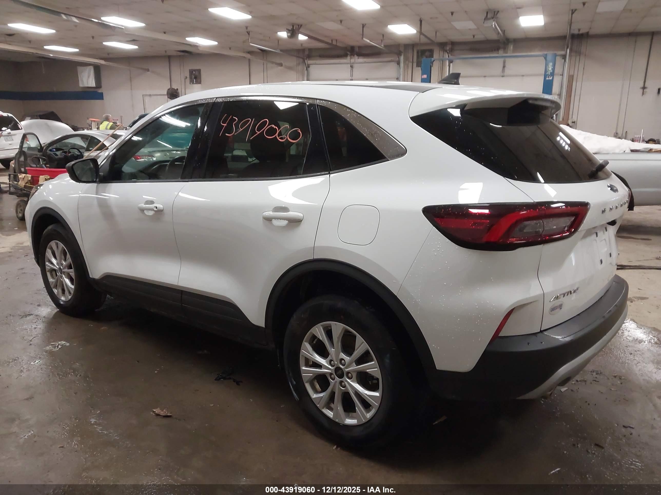 FORD ESCAPE image 3