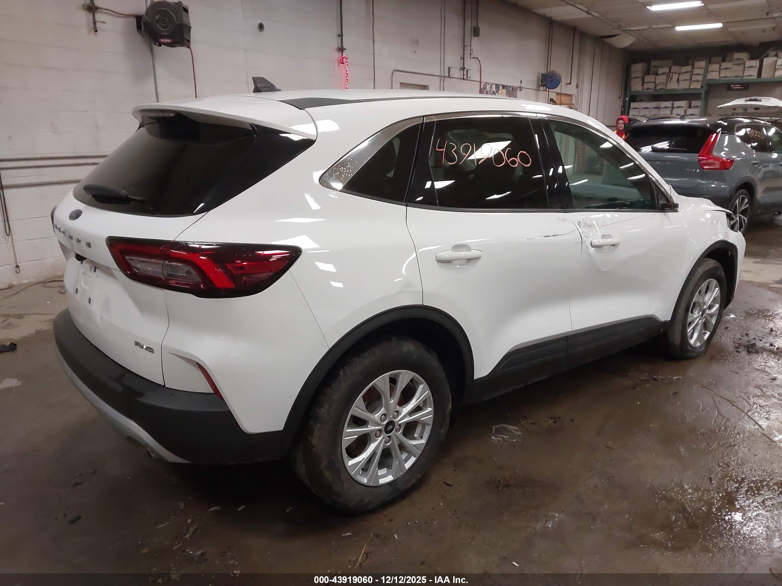 FORD ESCAPE image 4