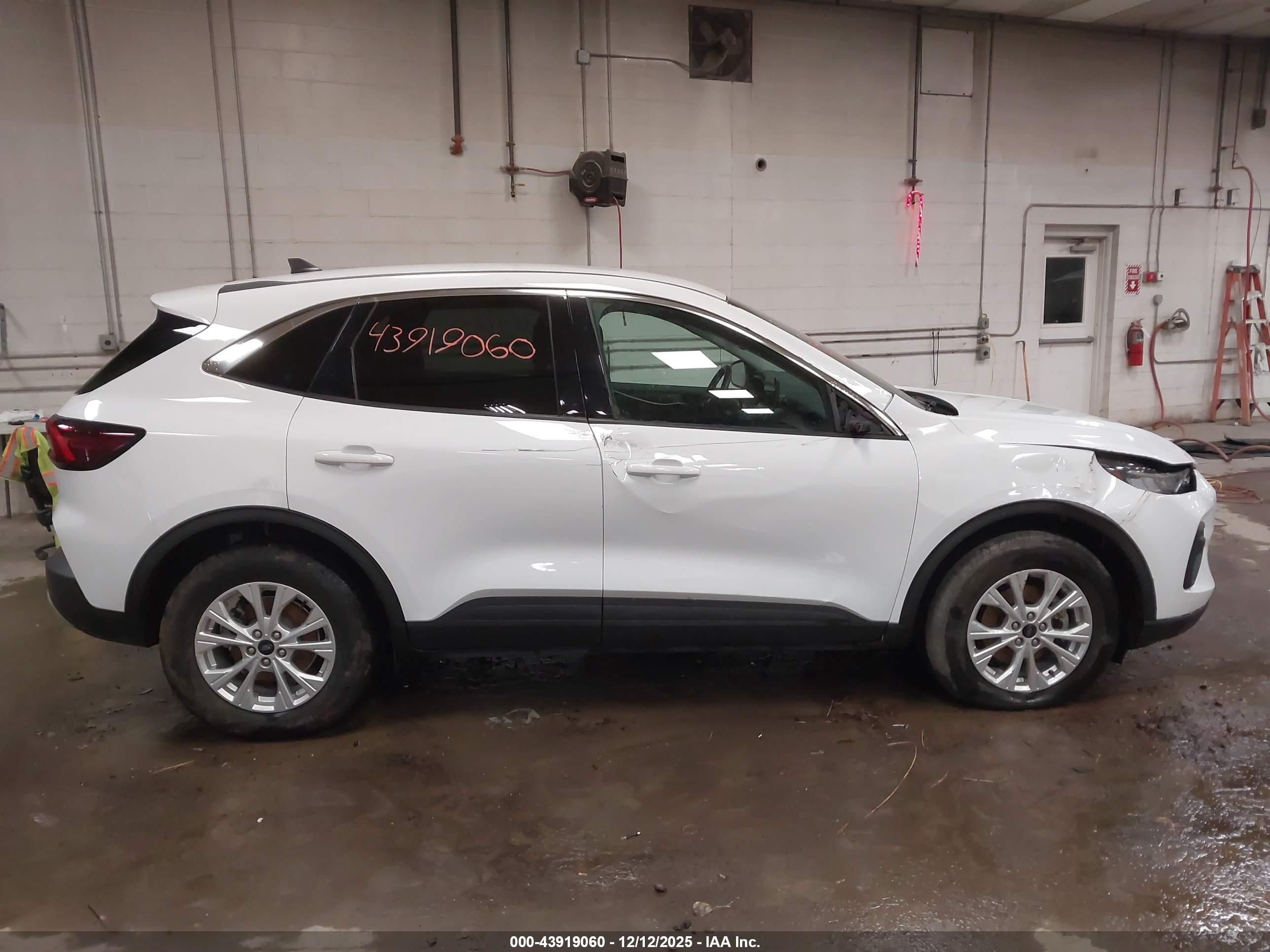 FORD ESCAPE image 6