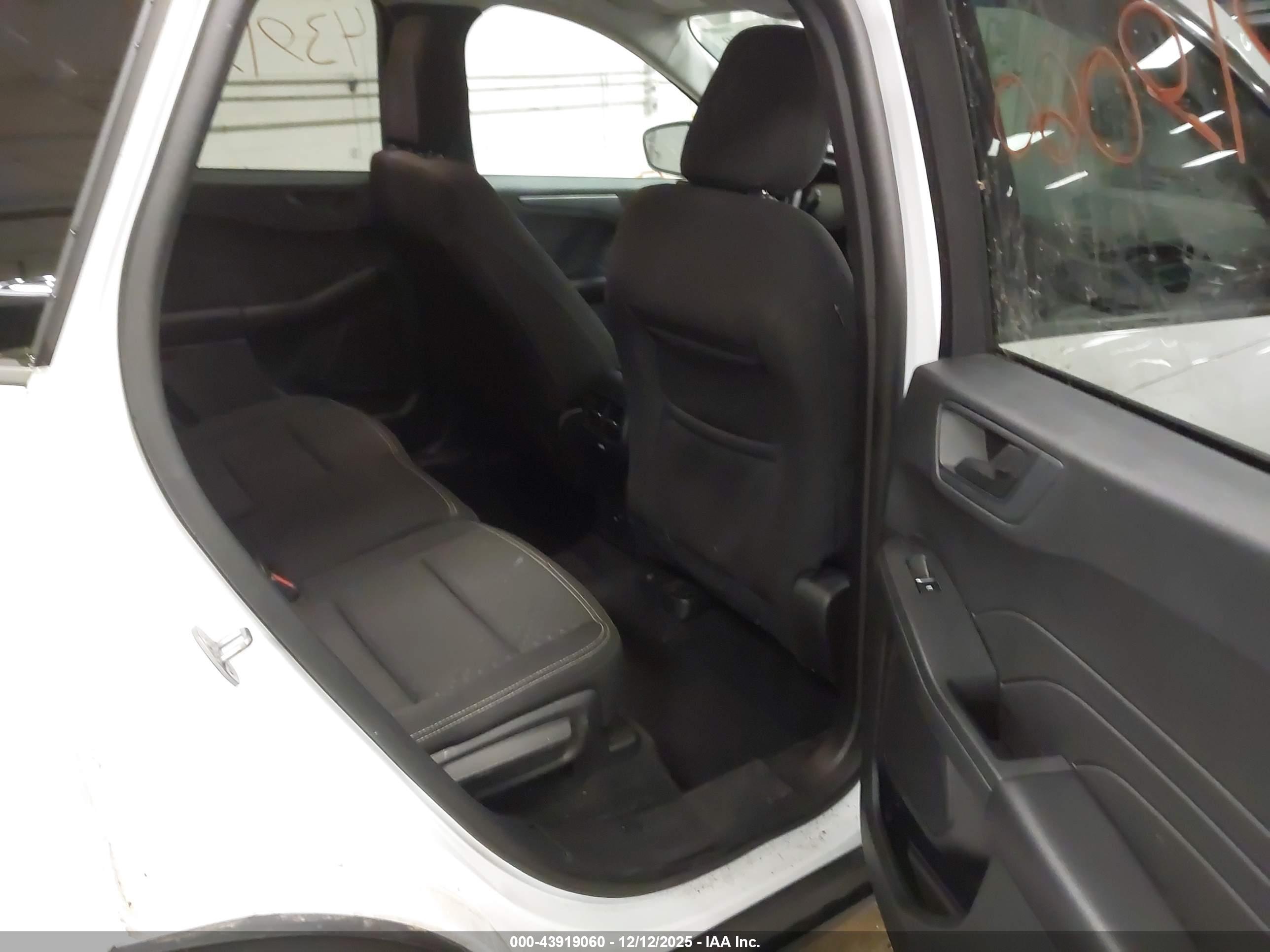 FORD ESCAPE image 8