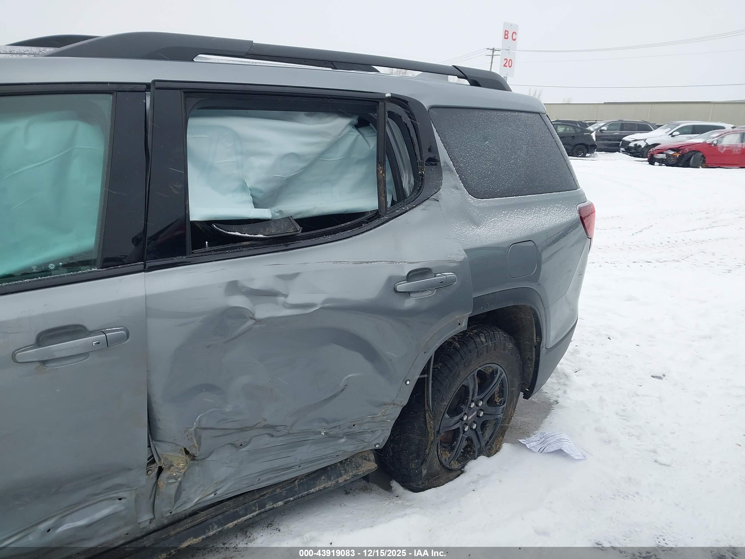 GMC ACADIA image 6