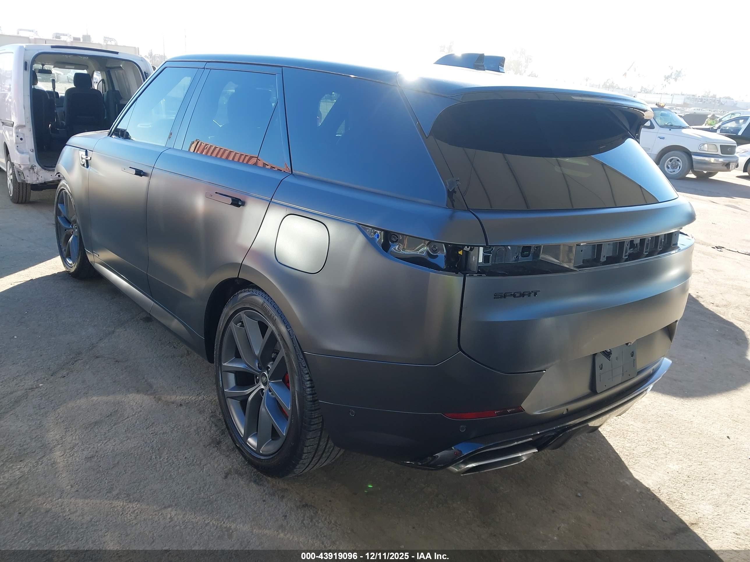 LAND ROVER image 3