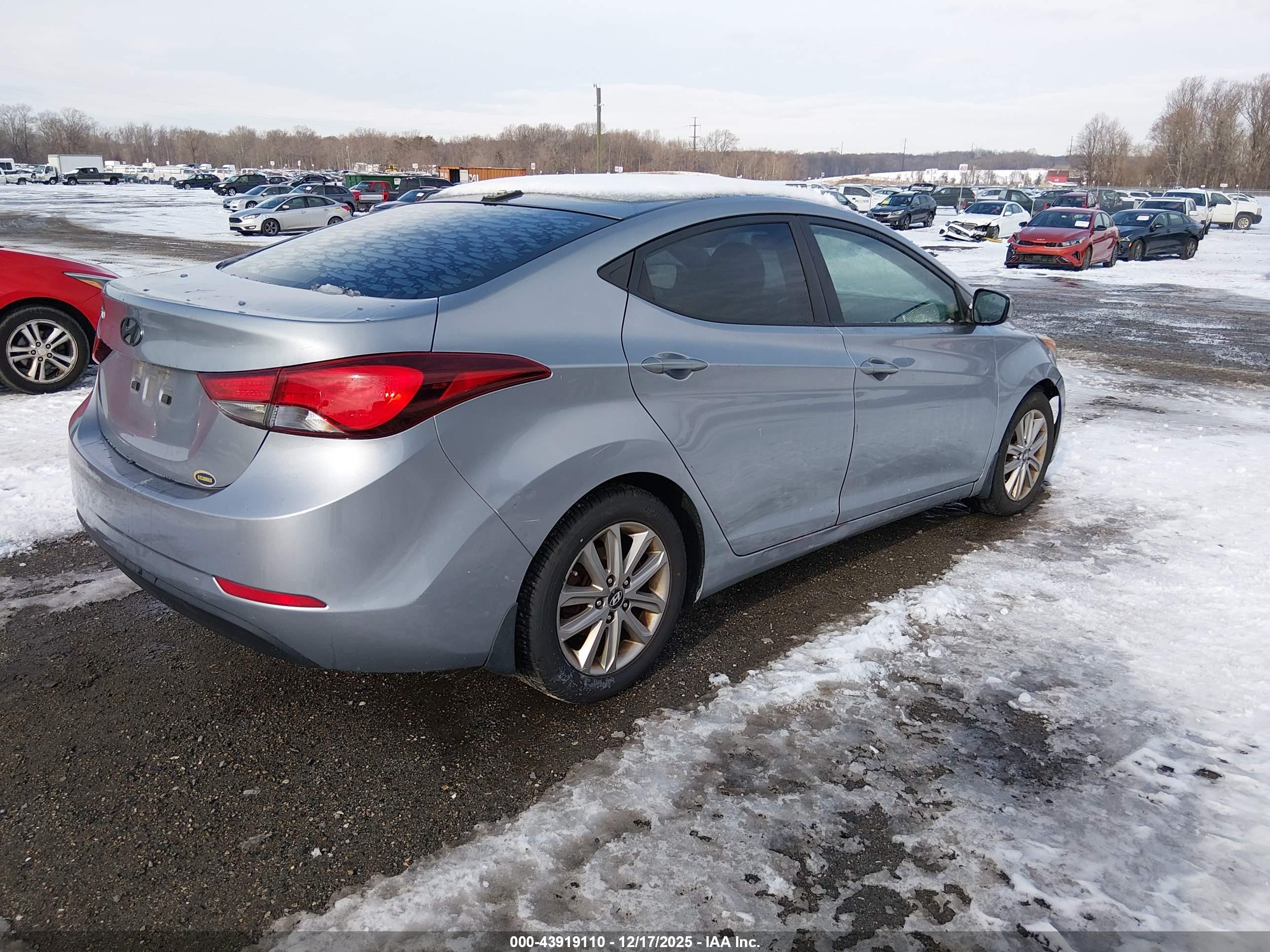 HYUNDAI ELANTRA image 4