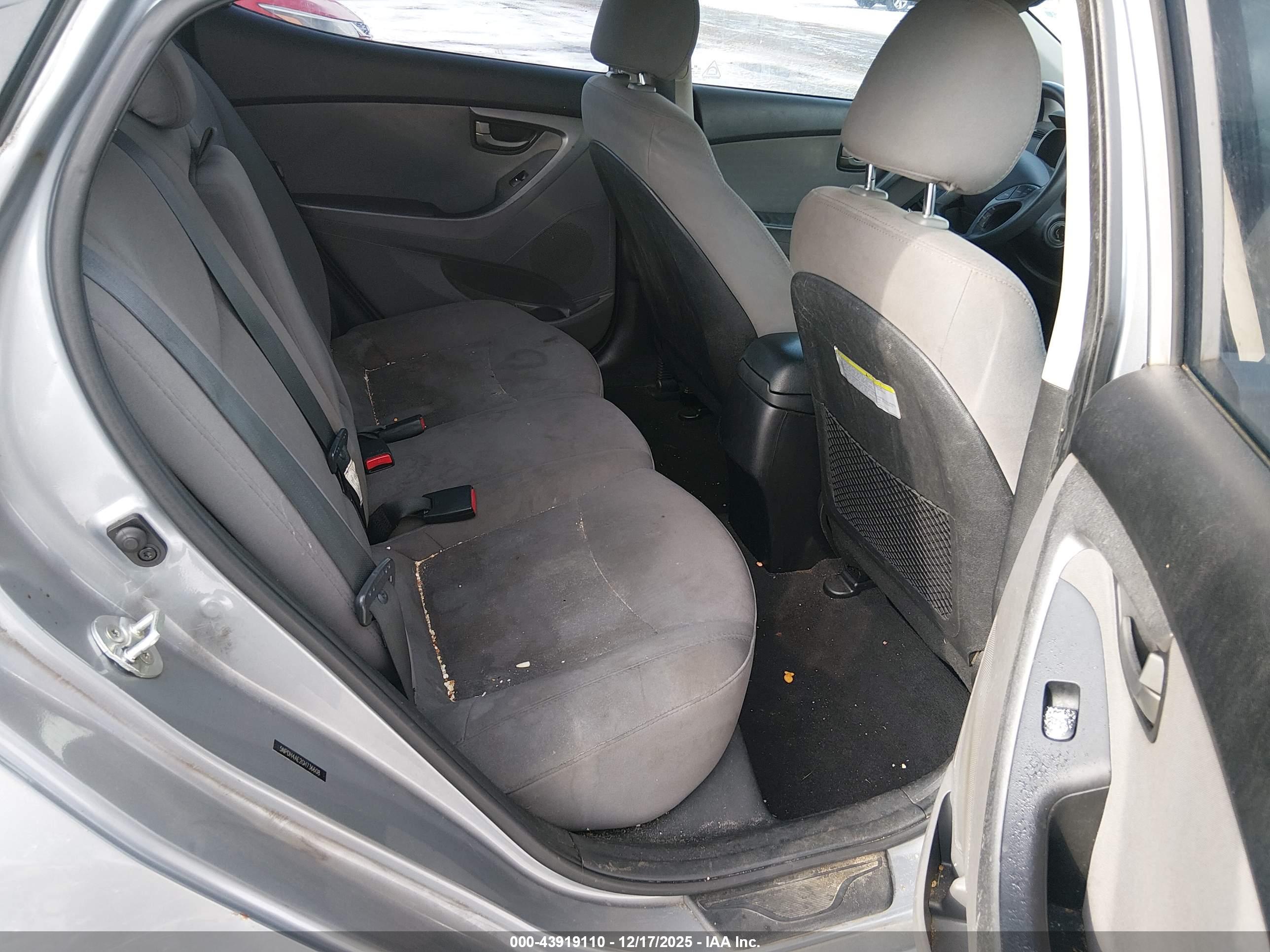 HYUNDAI ELANTRA image 8