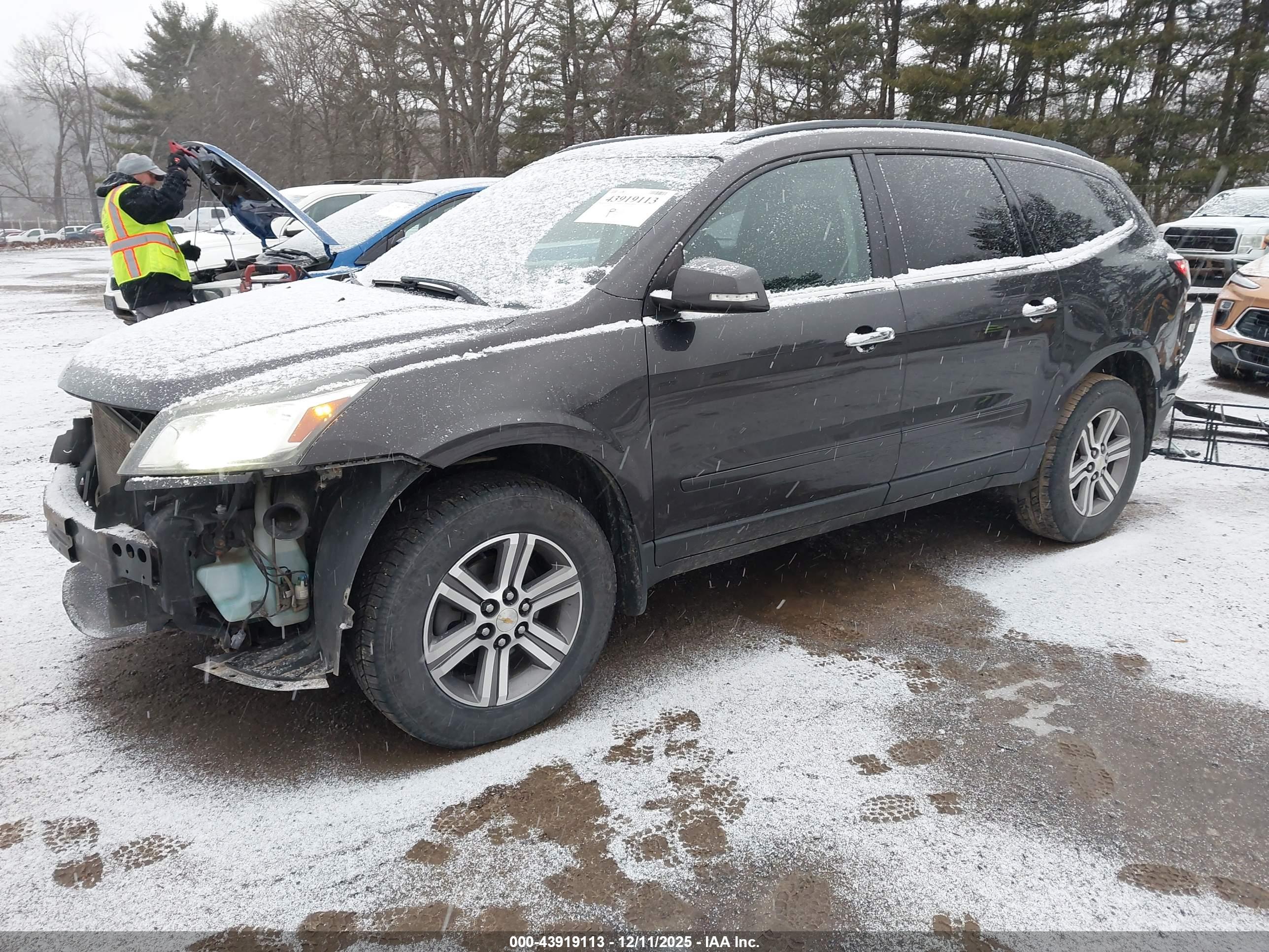 CHEVROLET TRAVERSE image 2