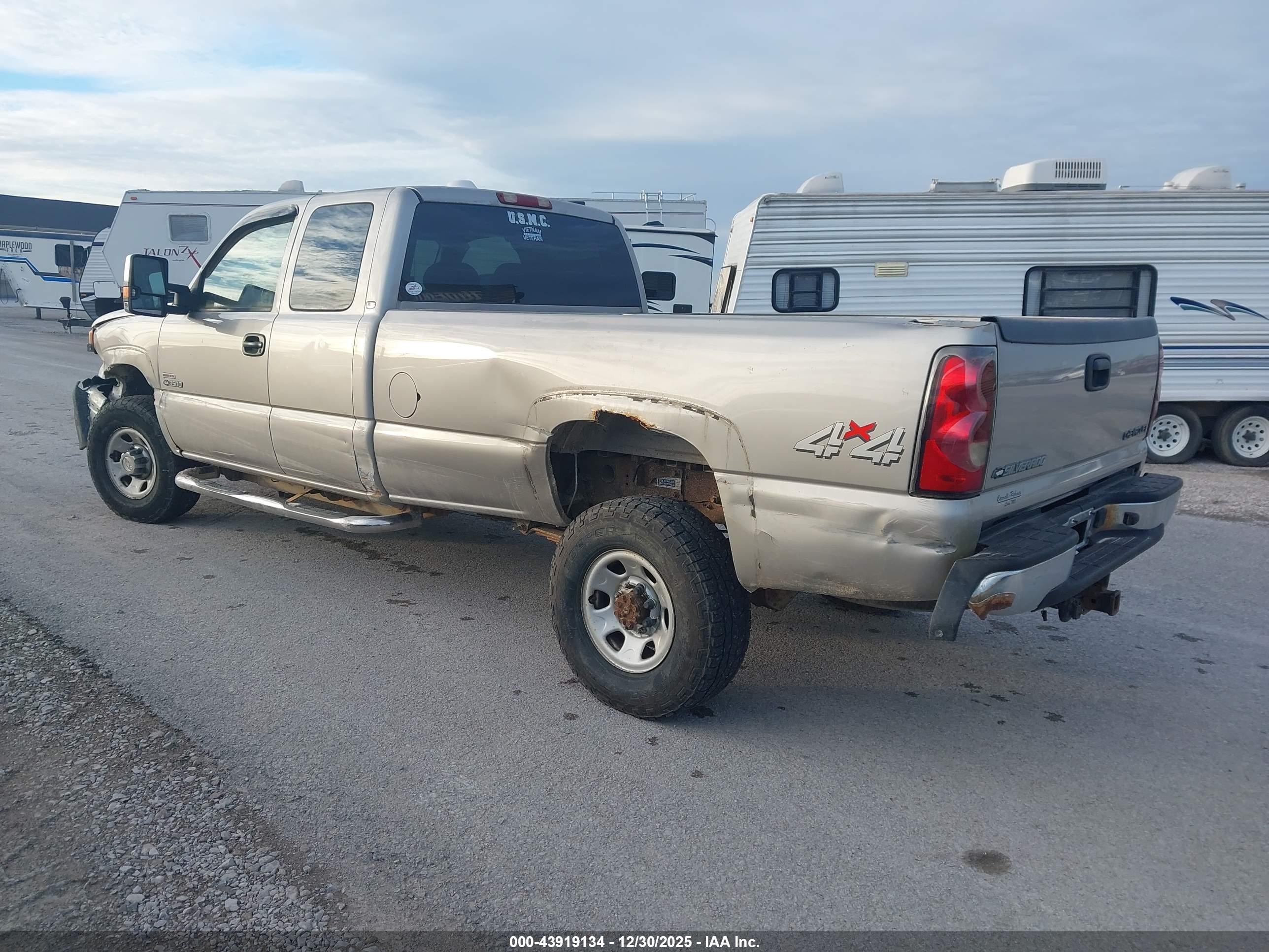 CHEVROLET SILVERADO image 3