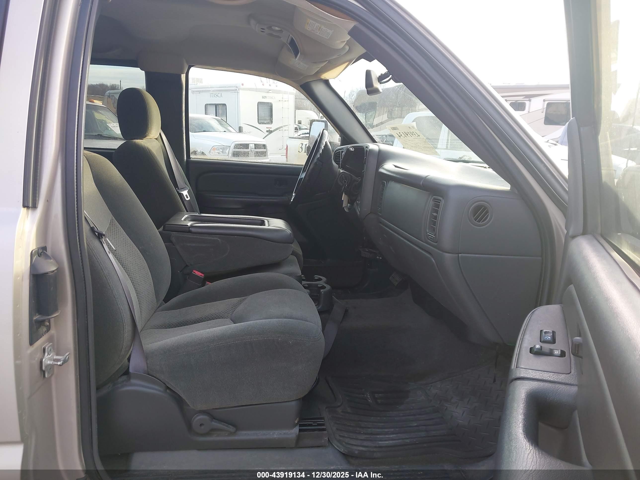 CHEVROLET SILVERADO image 8