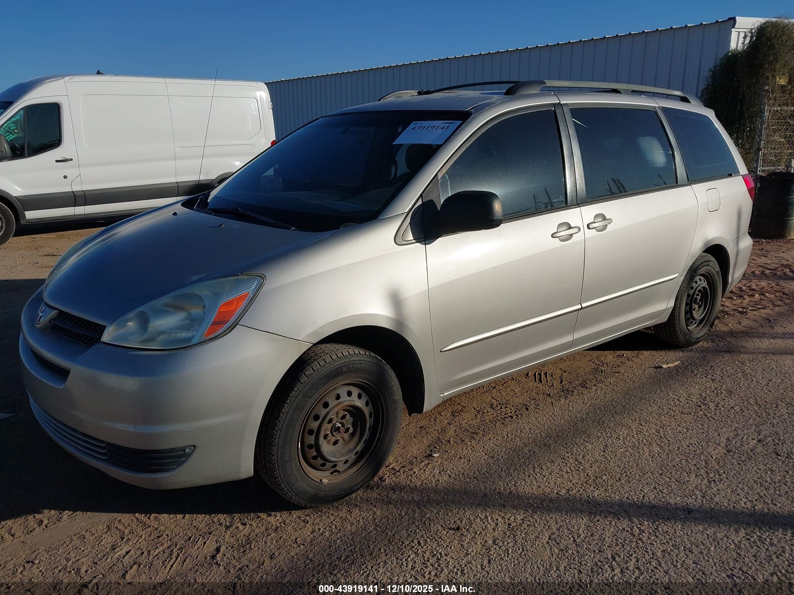 TOYOTA SIENNA image 2