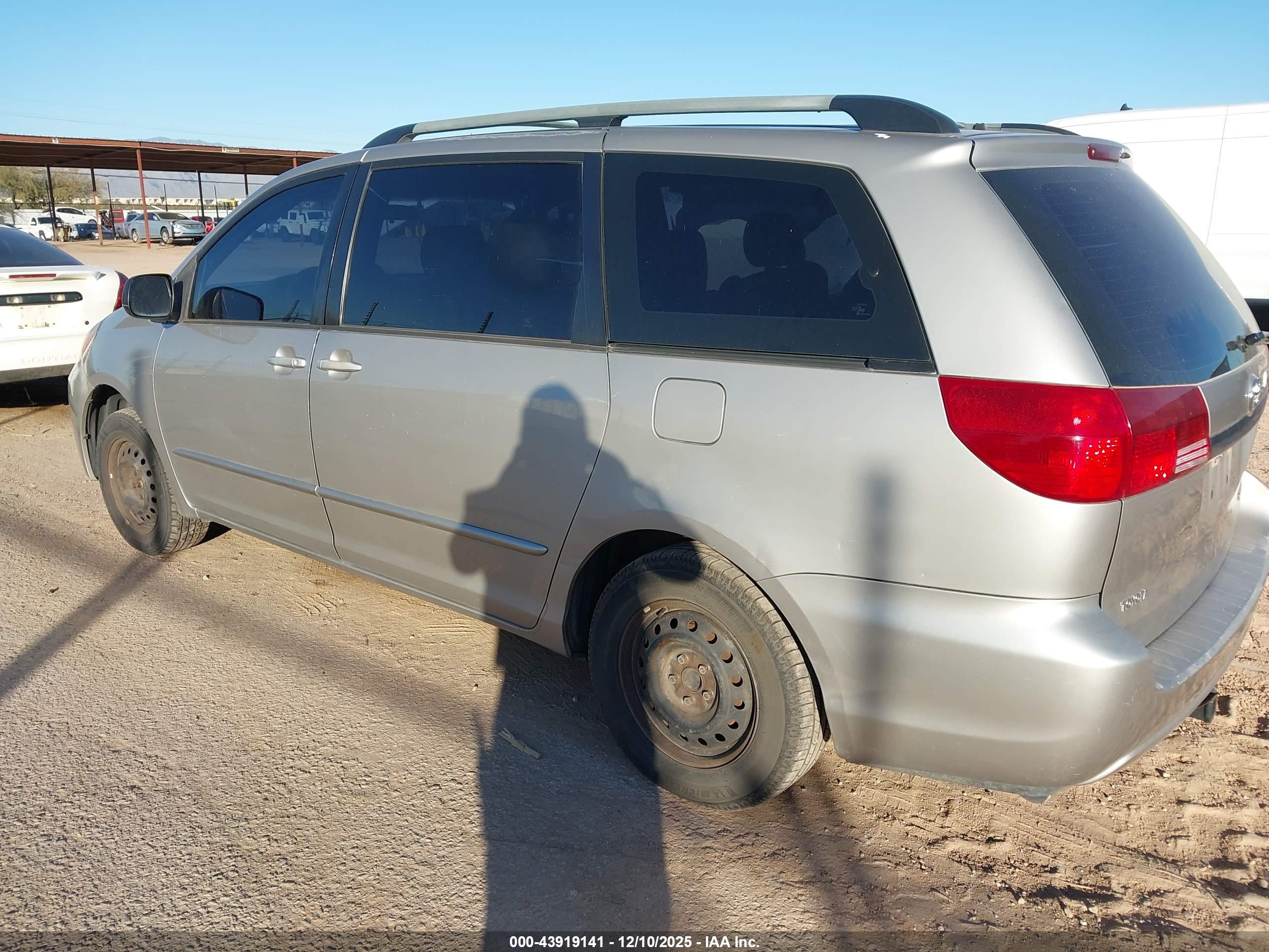 TOYOTA SIENNA image 3