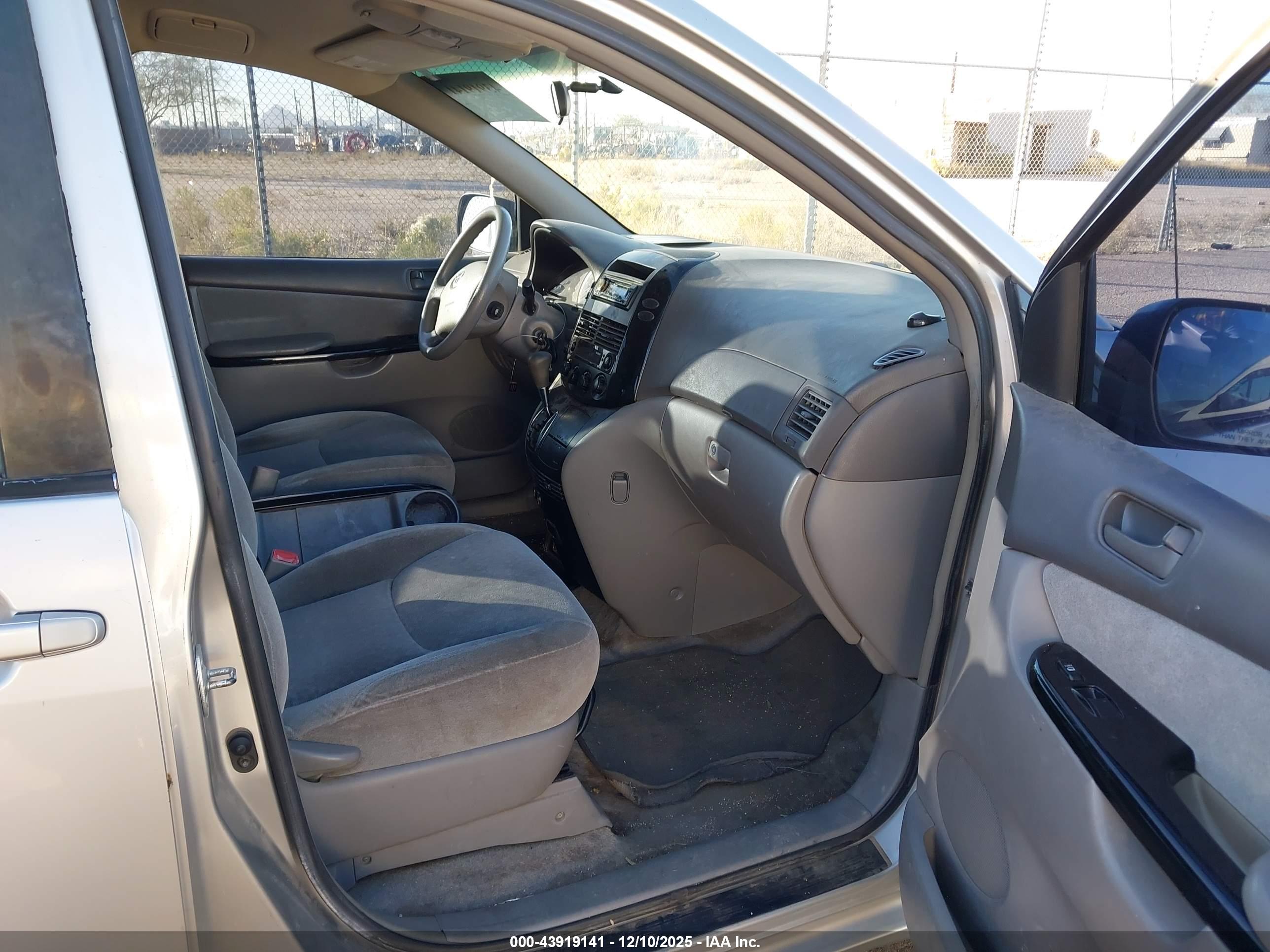 TOYOTA SIENNA image 5