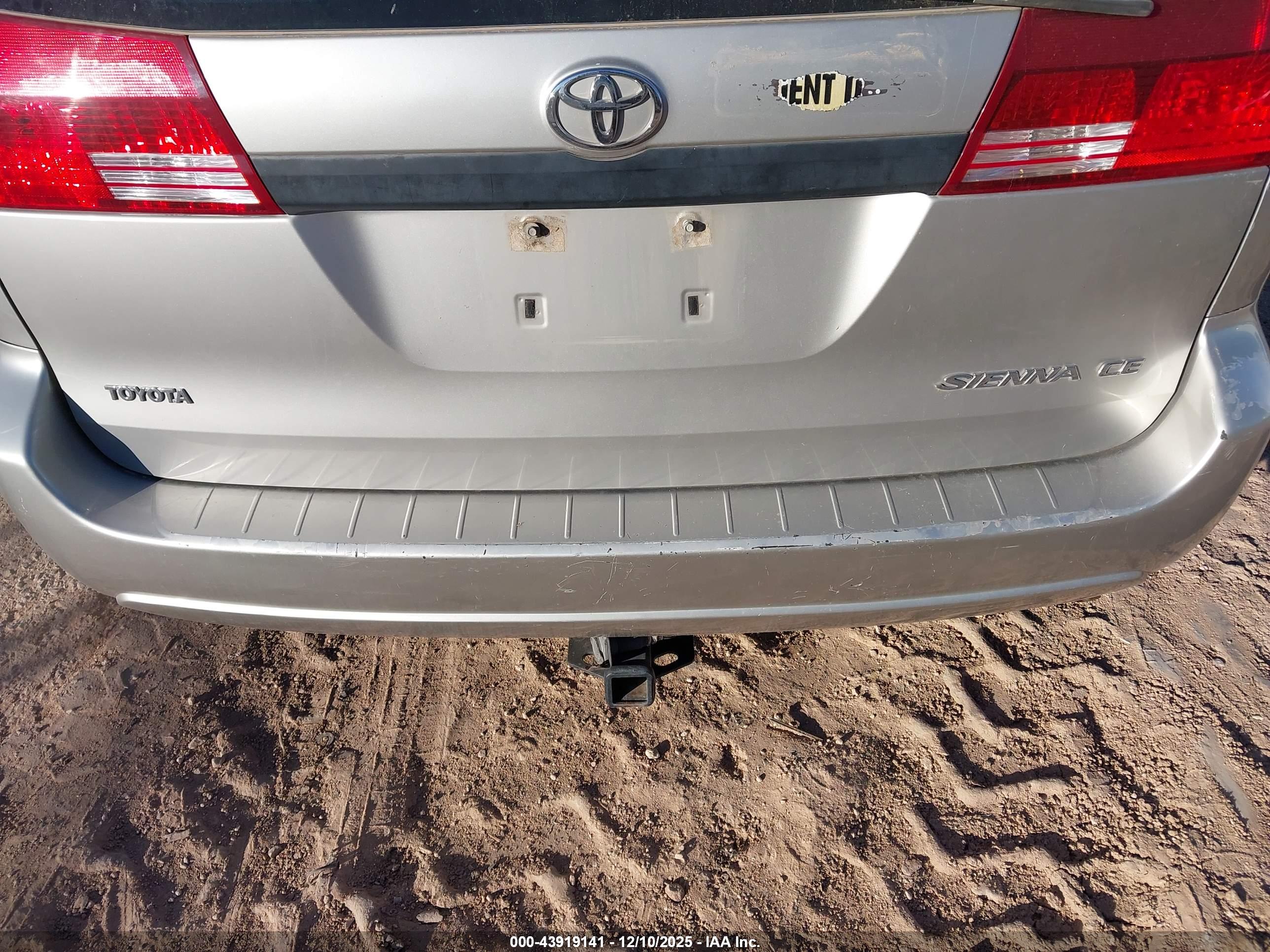 TOYOTA SIENNA image 6