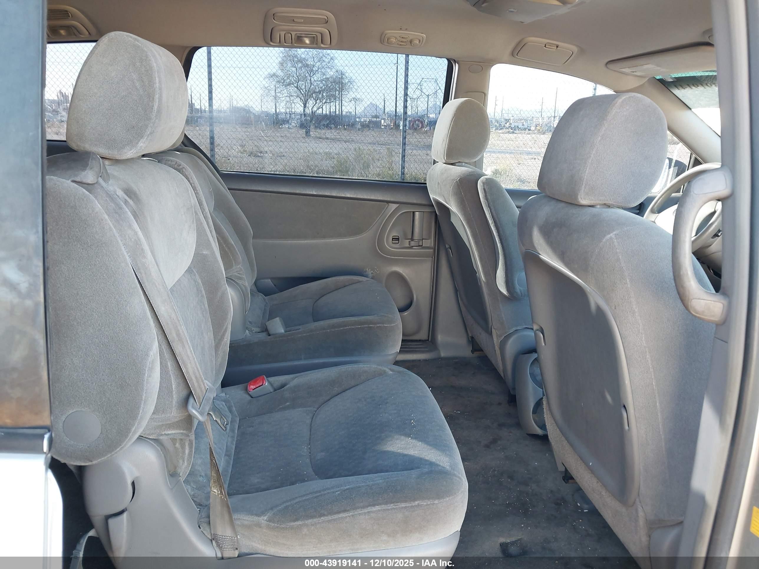 TOYOTA SIENNA image 8
