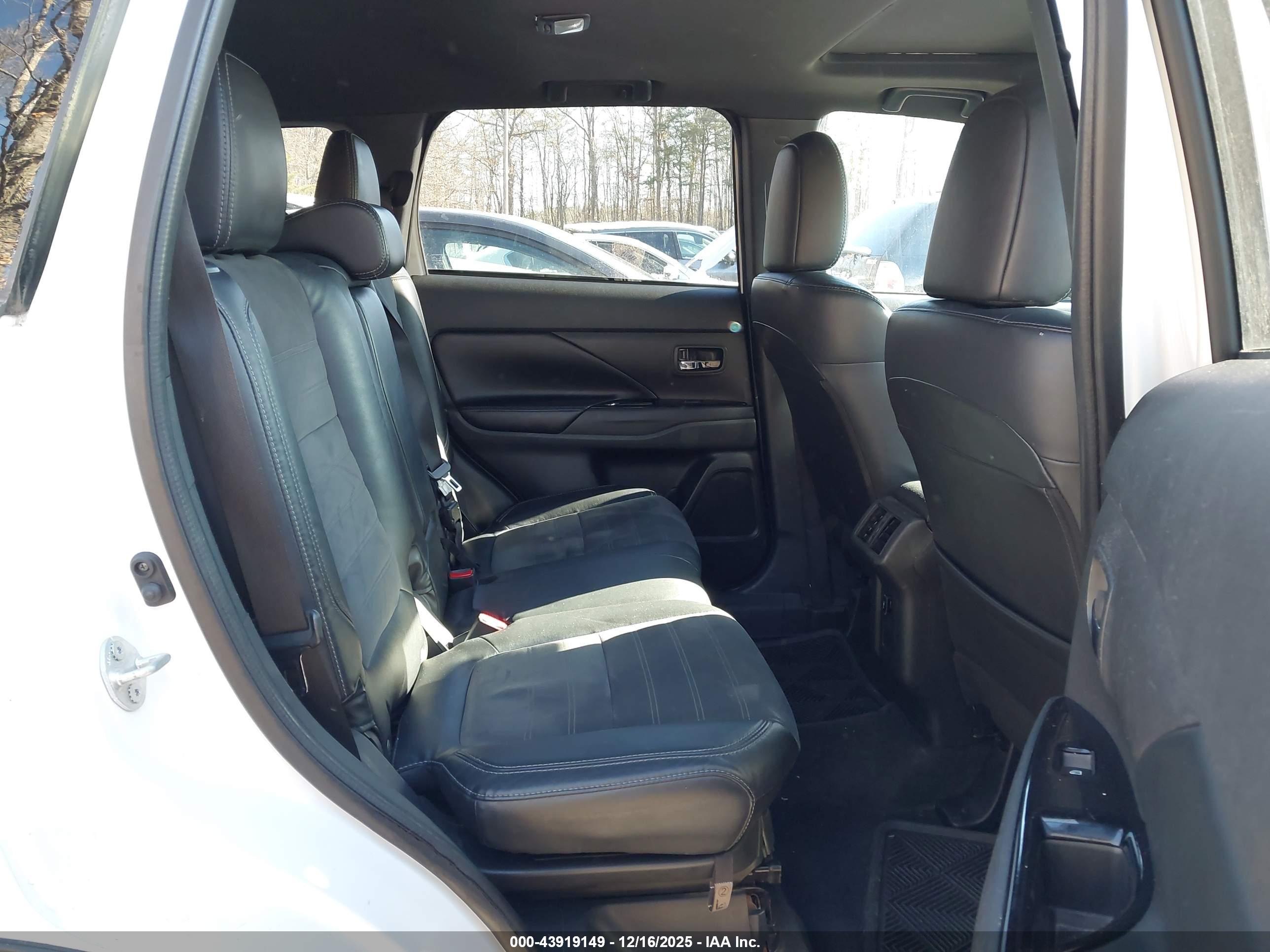 MITSUBISHI OUTLANDER image 8