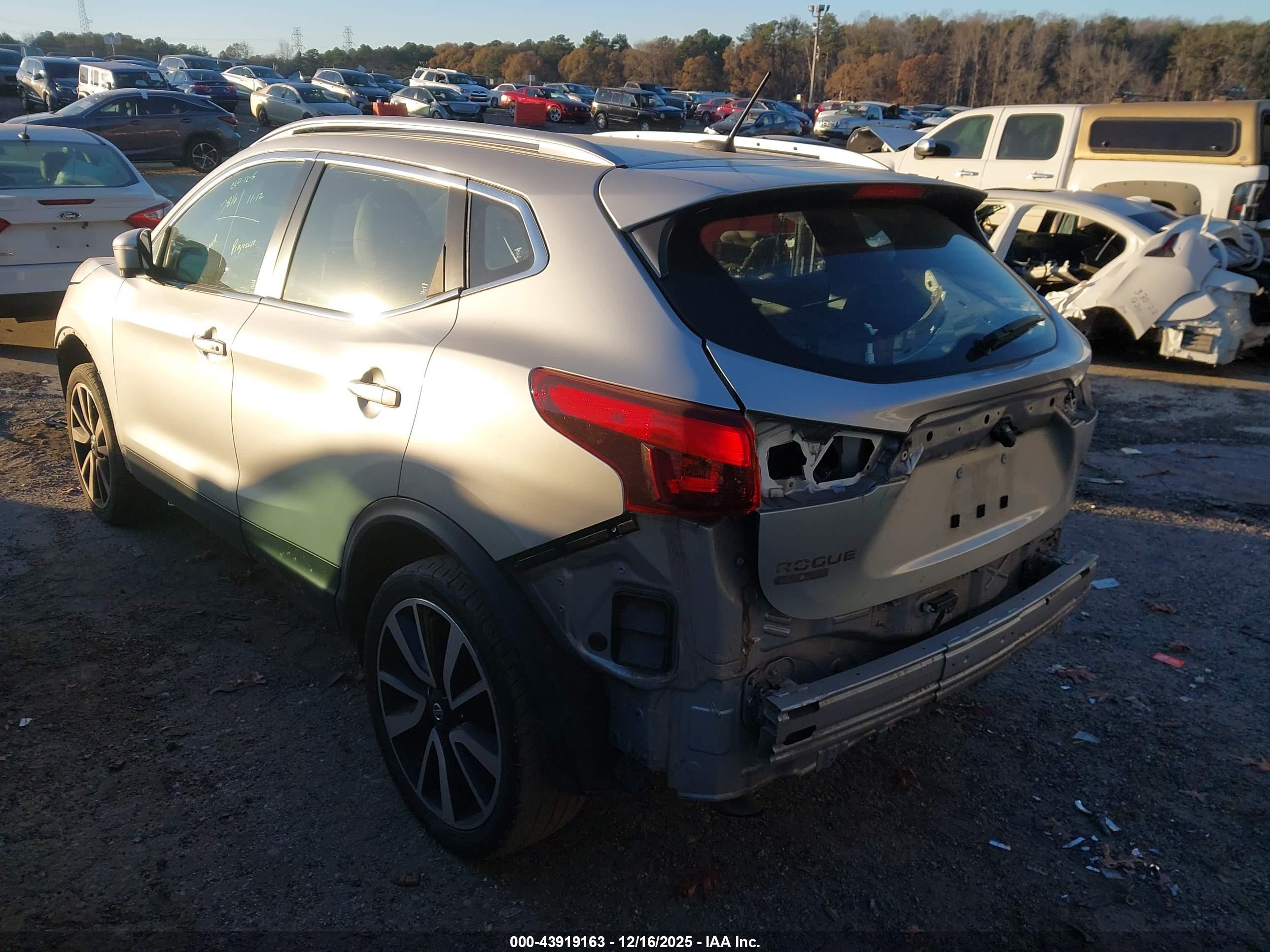 NISSAN ROGUE image 3