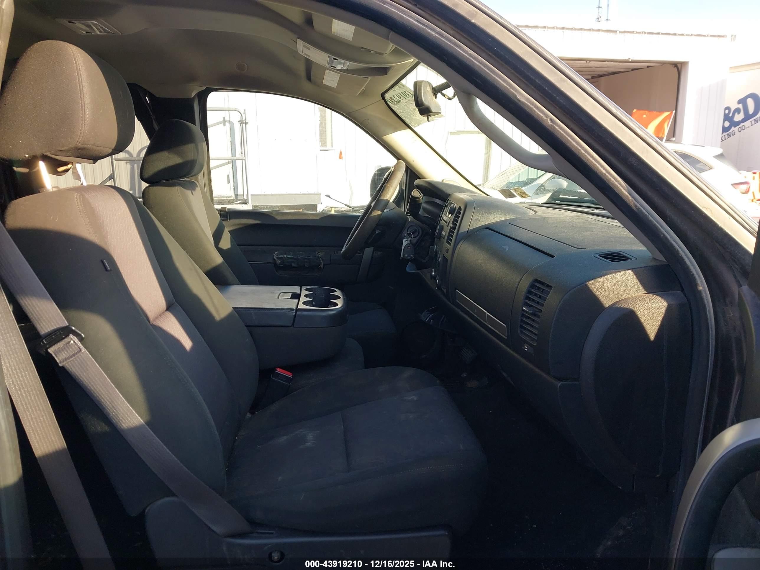 CHEVROLET SILVERADO image 5