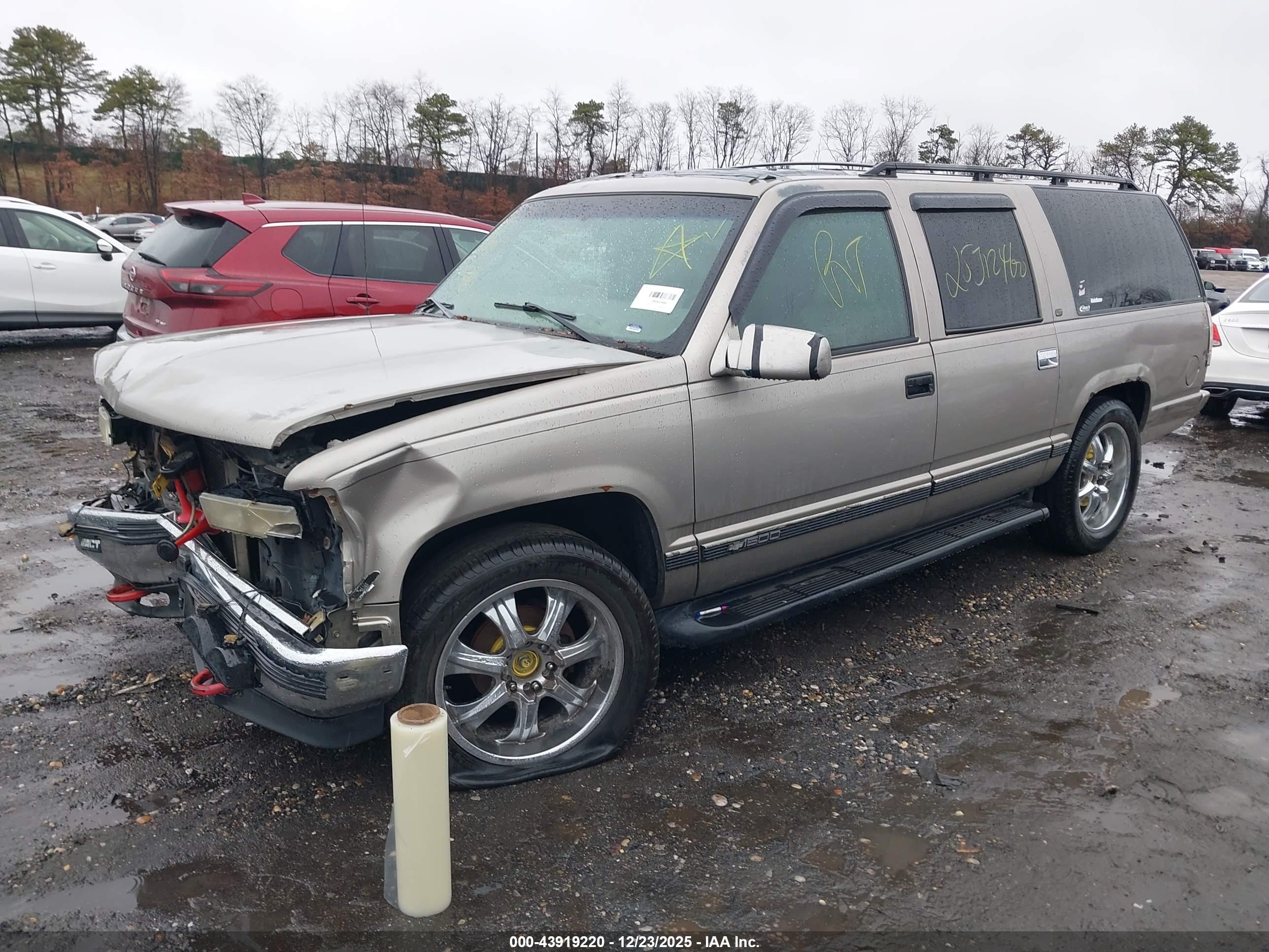 CHEVROLET SUBURBAN image 2