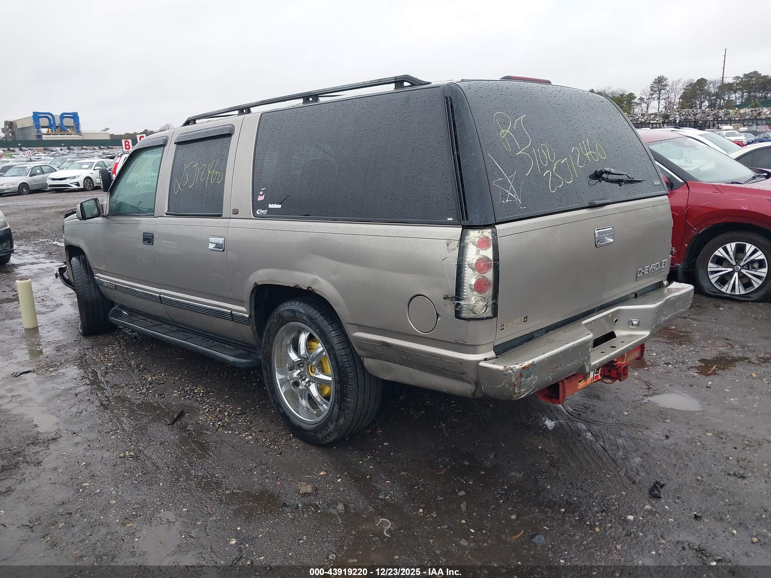 CHEVROLET SUBURBAN image 3