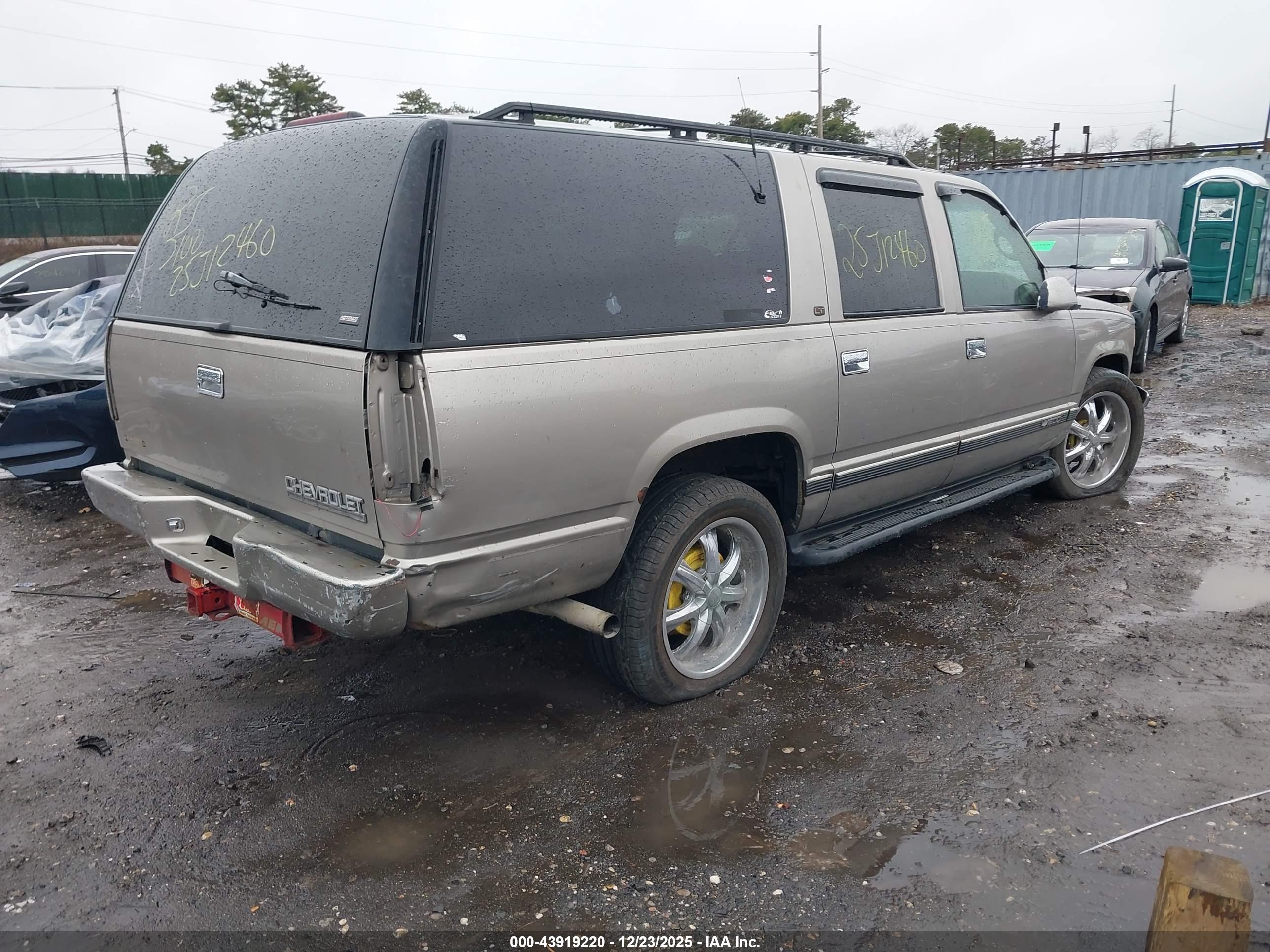 CHEVROLET SUBURBAN image 4