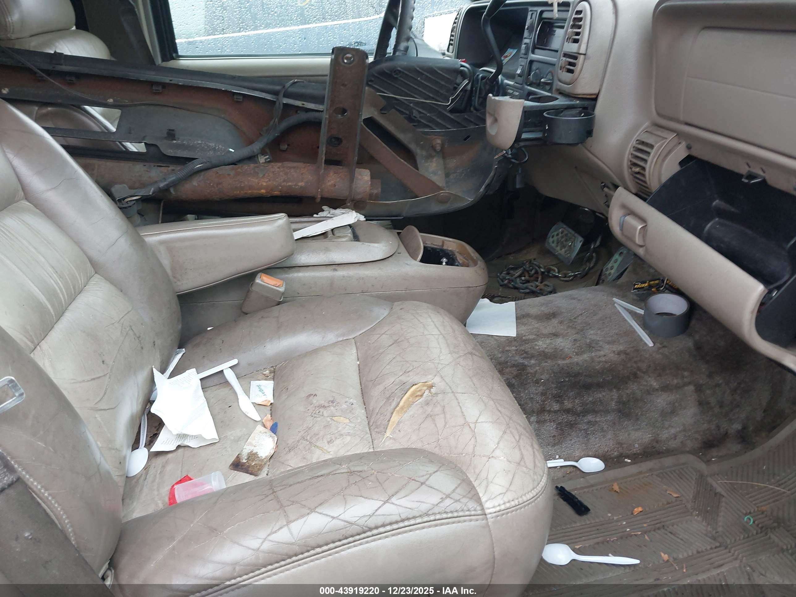 CHEVROLET SUBURBAN image 5