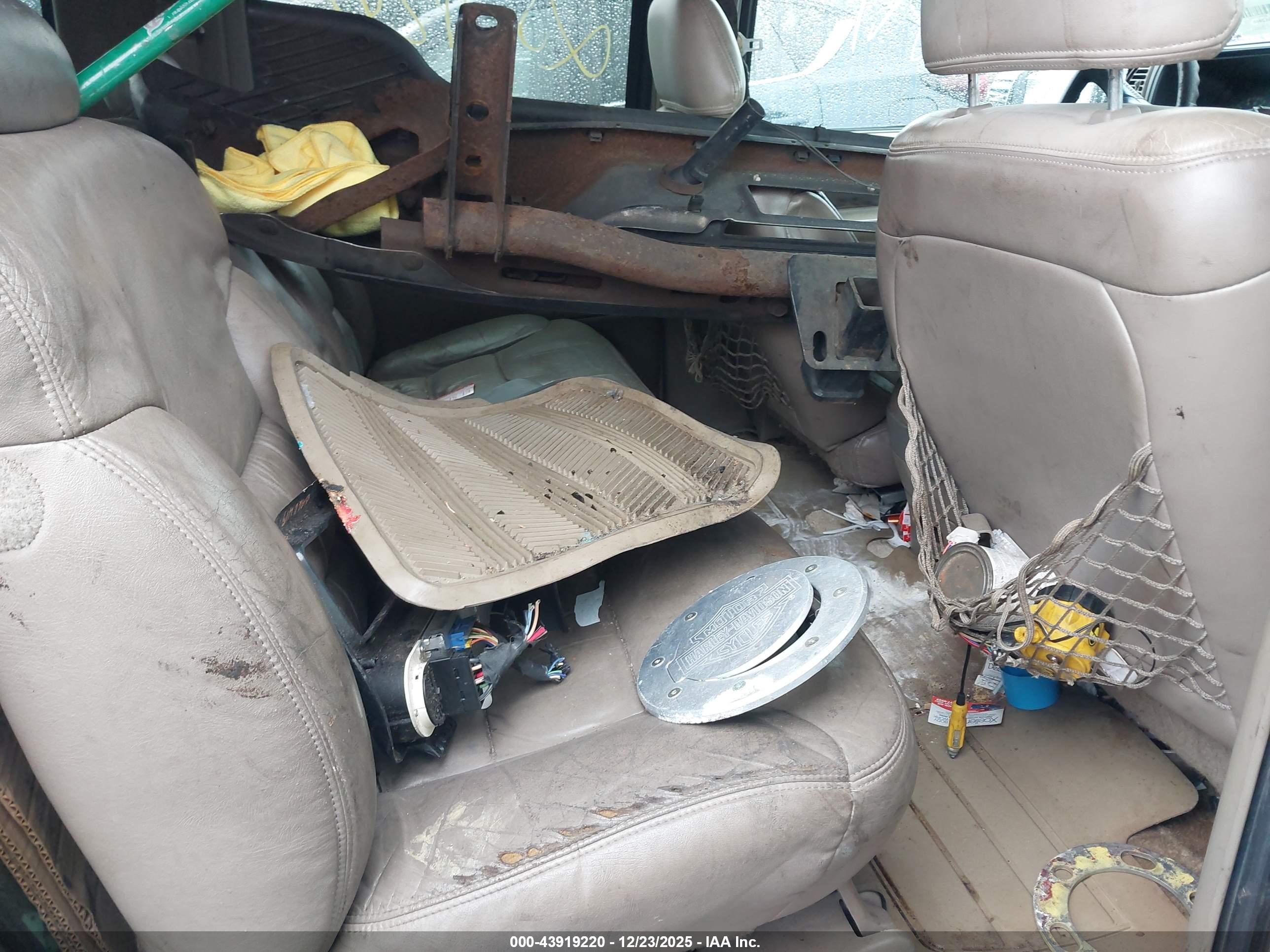 CHEVROLET SUBURBAN image 8