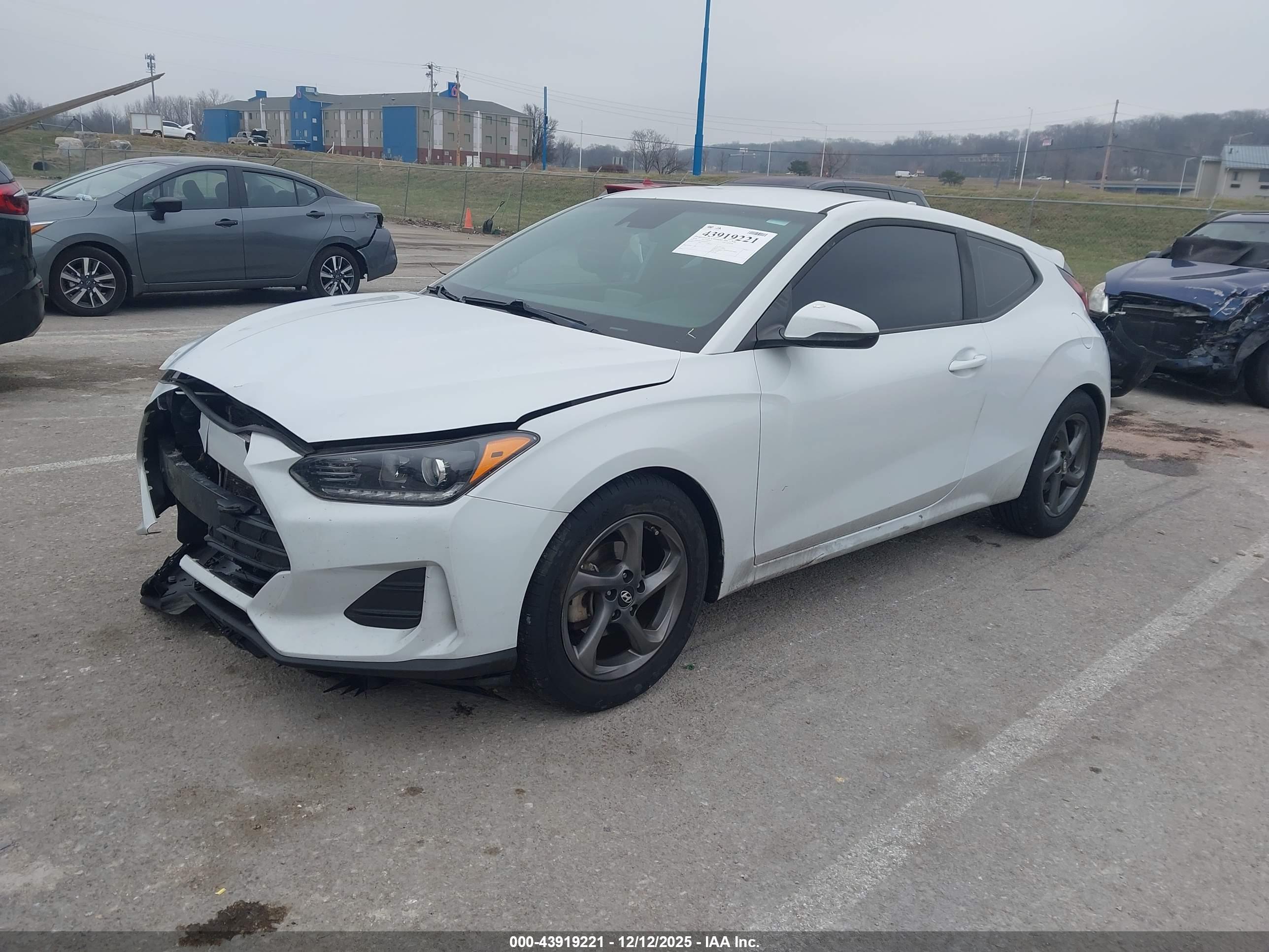 HYUNDAI VELOSTER image 2