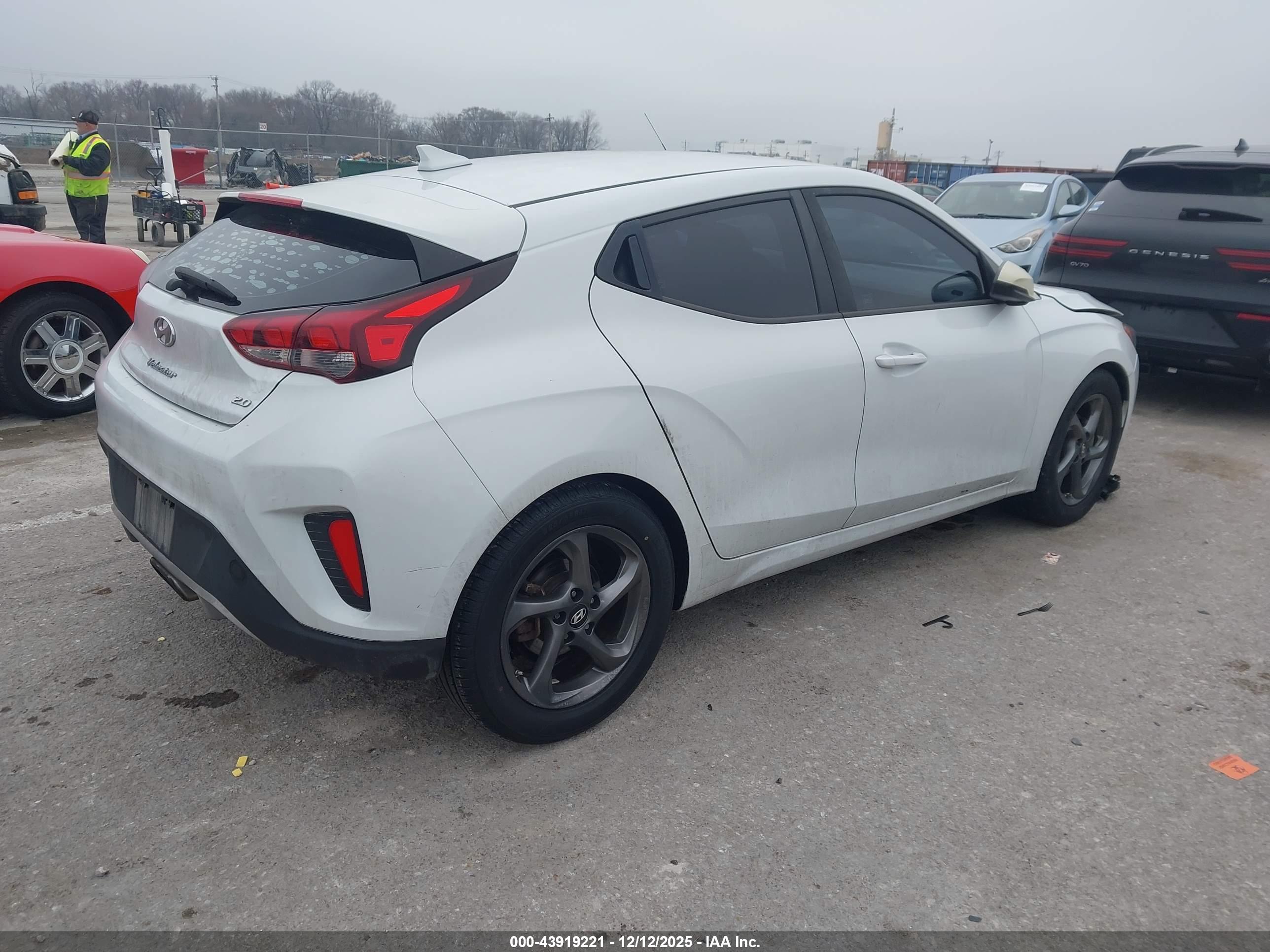 HYUNDAI VELOSTER image 4