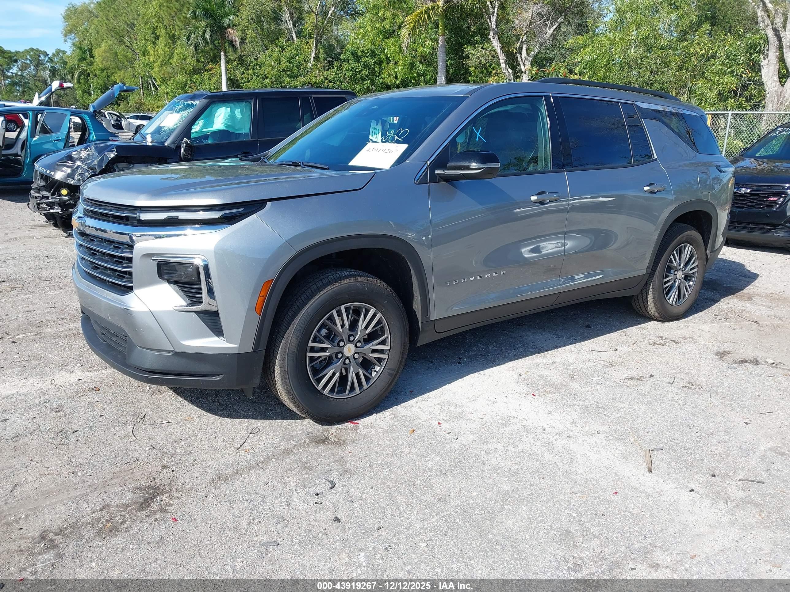 CHEVROLET TRAVERSE image 2