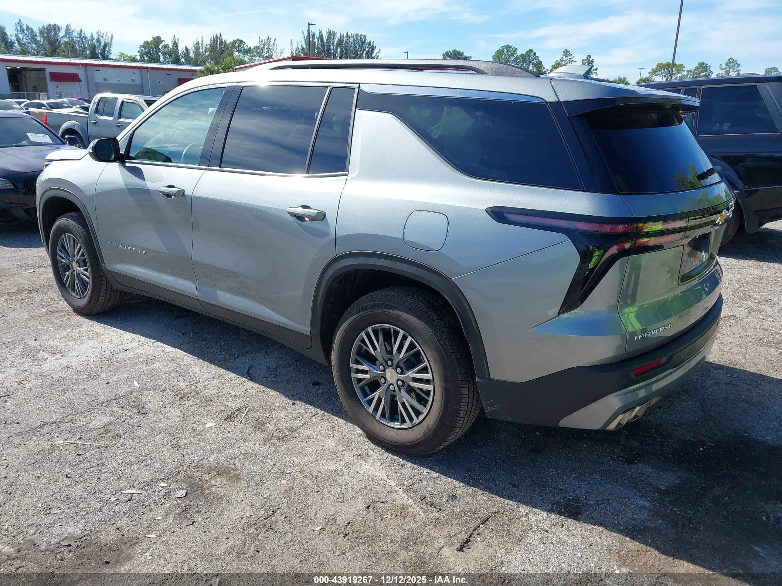 CHEVROLET TRAVERSE image 3