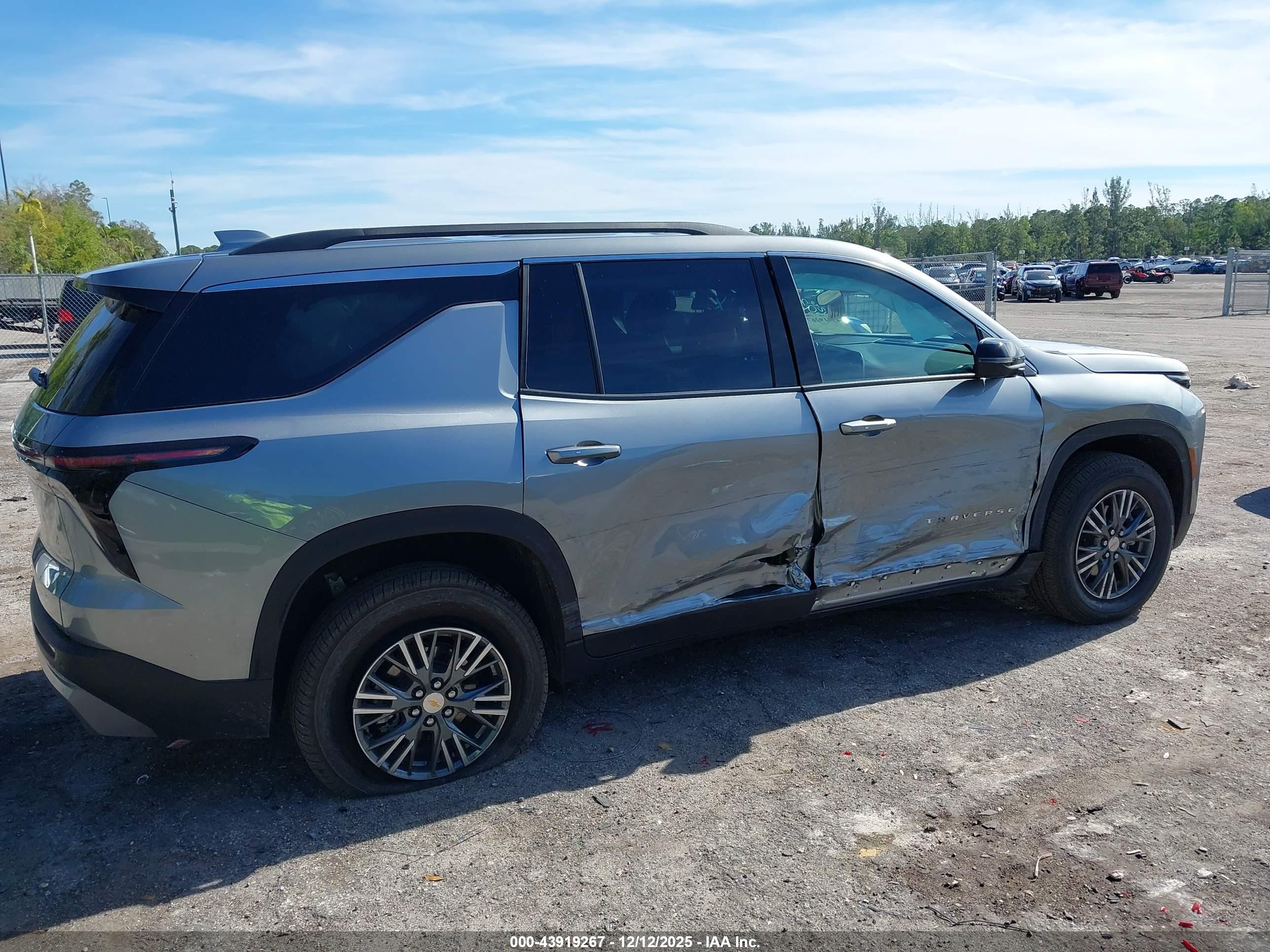 CHEVROLET TRAVERSE image 6