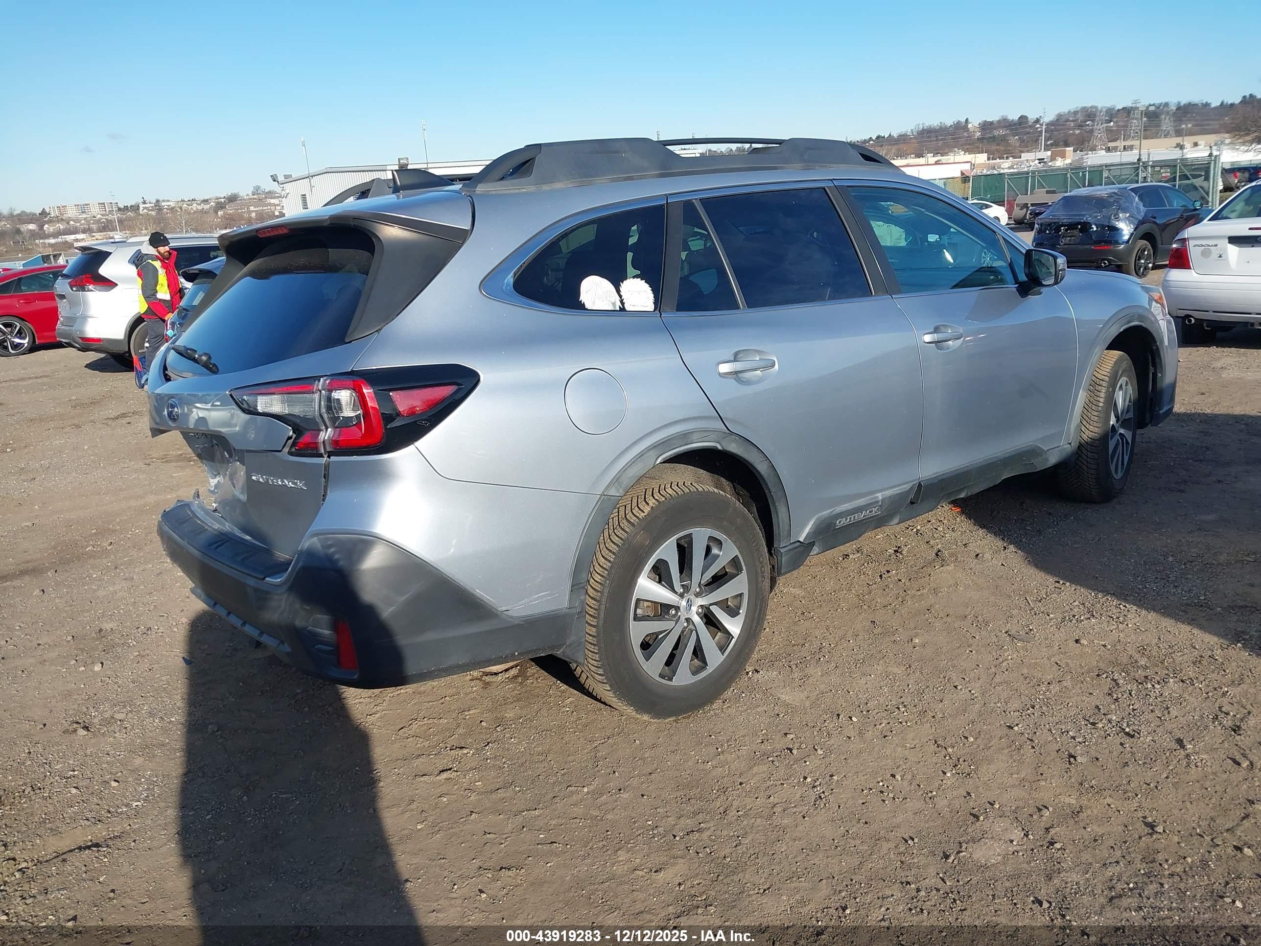 SUBARU OUTBACK image 4
