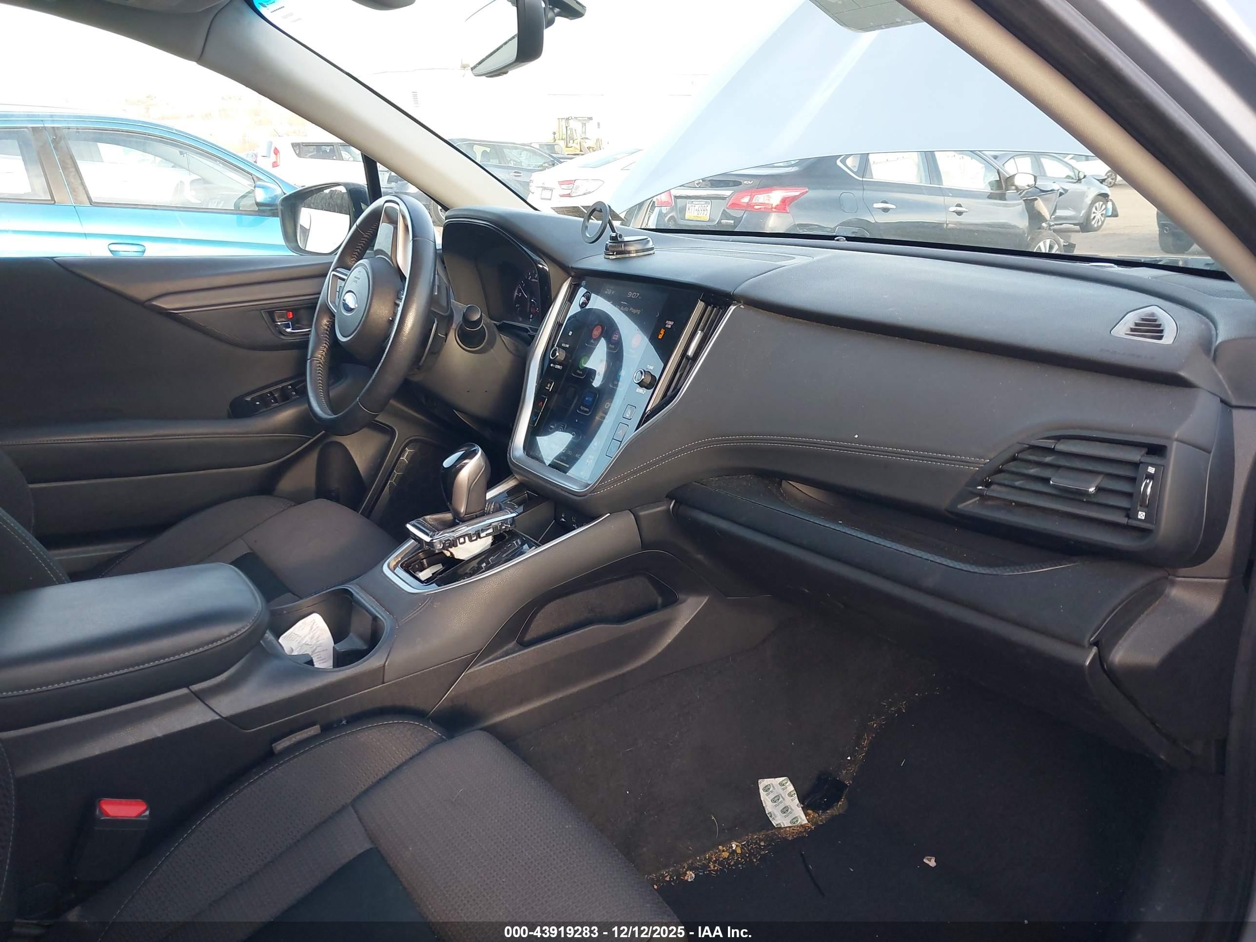 SUBARU OUTBACK image 5