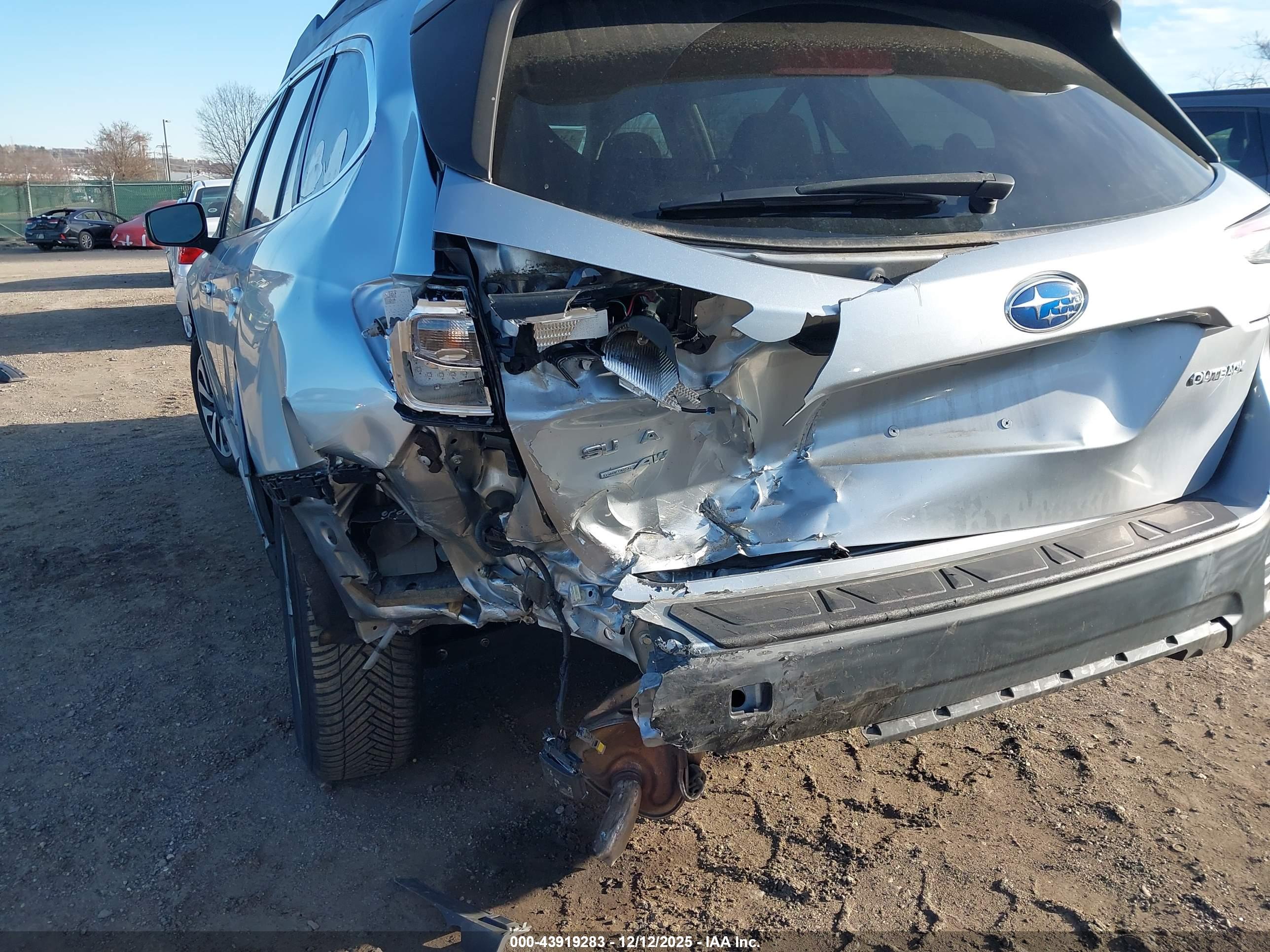 SUBARU OUTBACK image 6