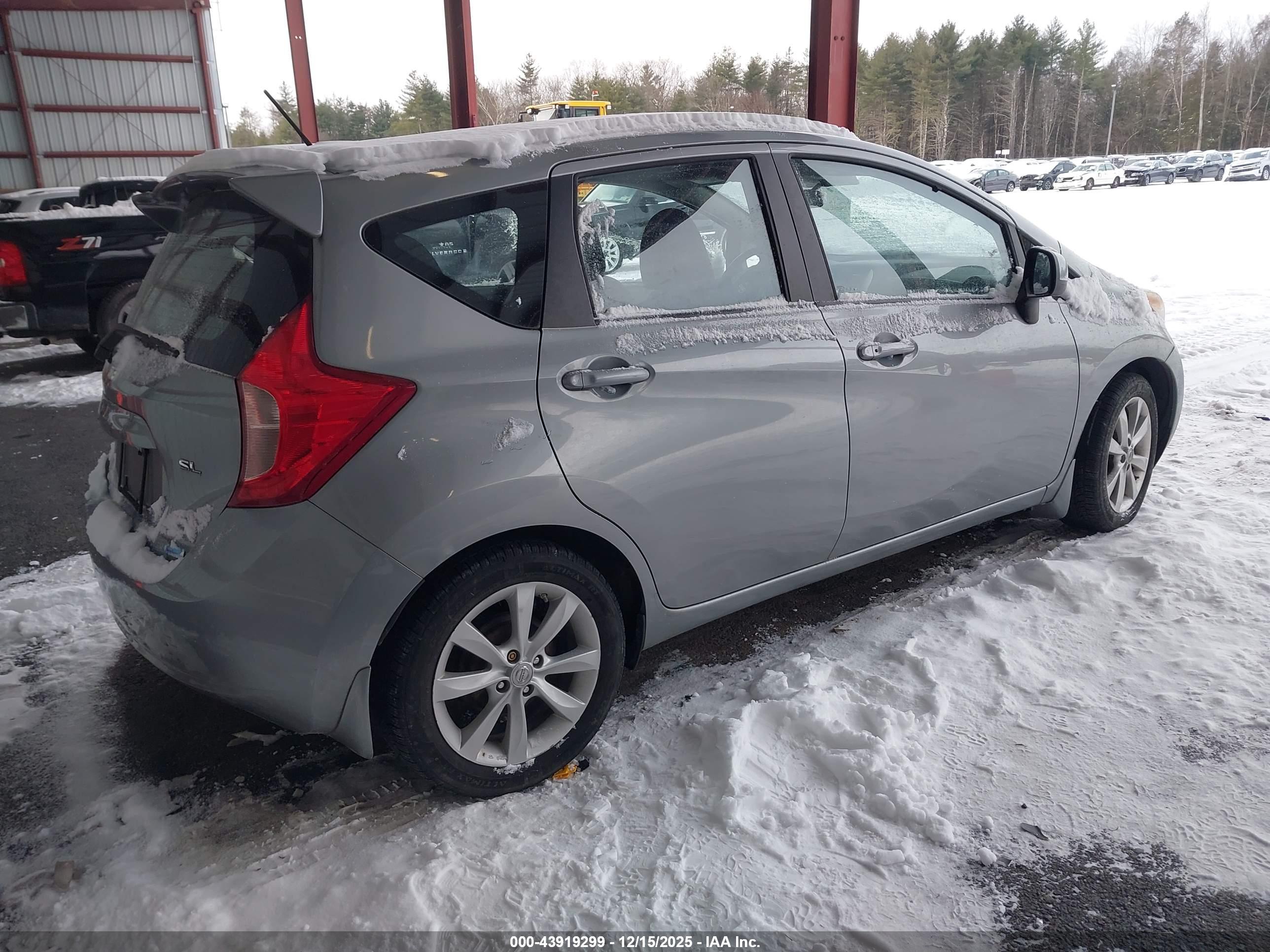 NISSAN VERSA image 4