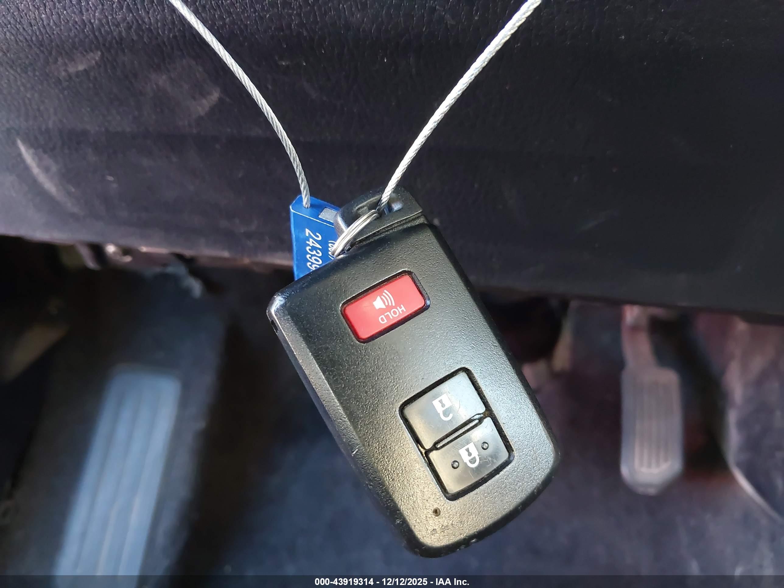 TOYOTA RAV4 image 11