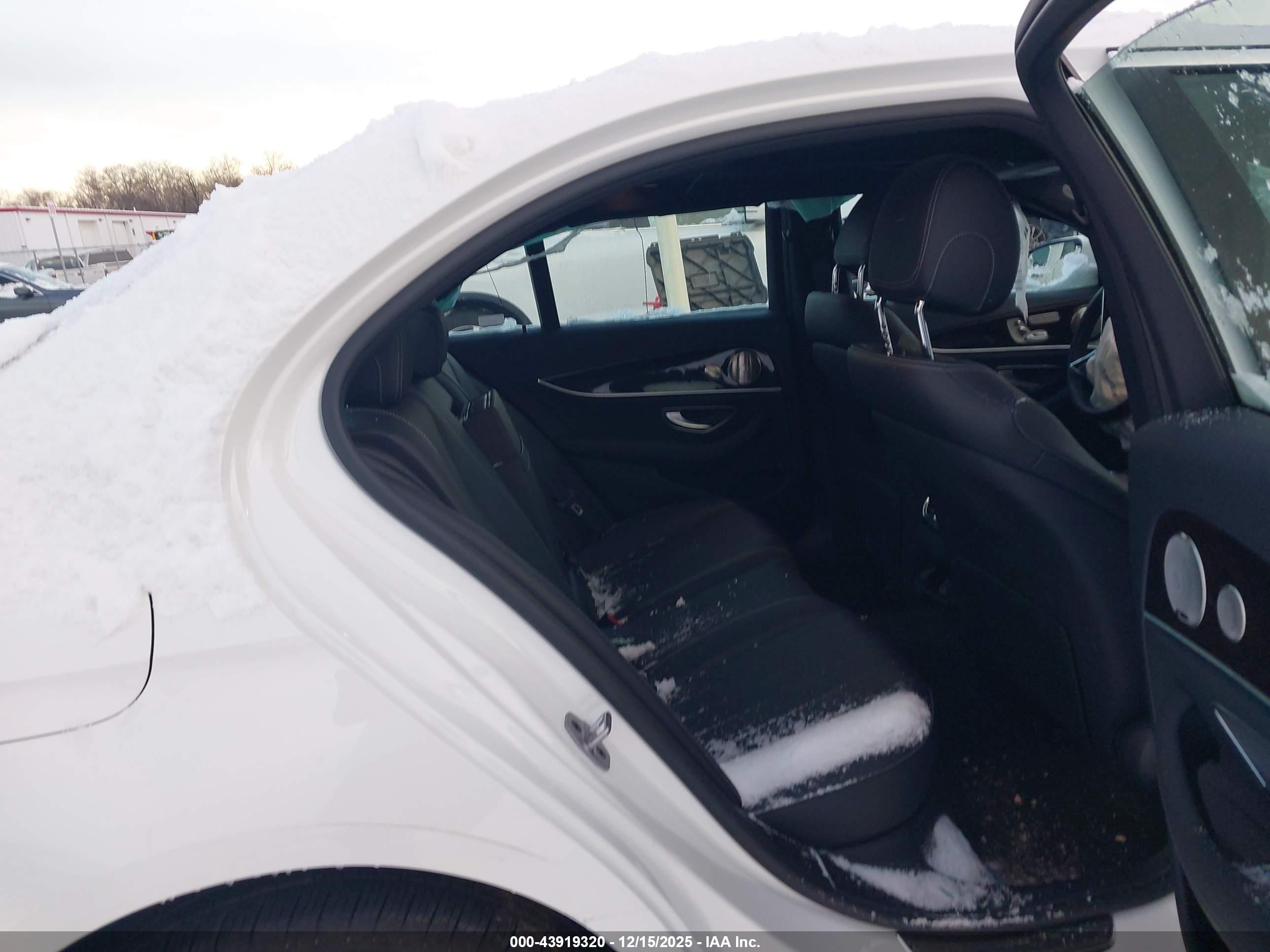 MERCEDES-BENZ E image 8