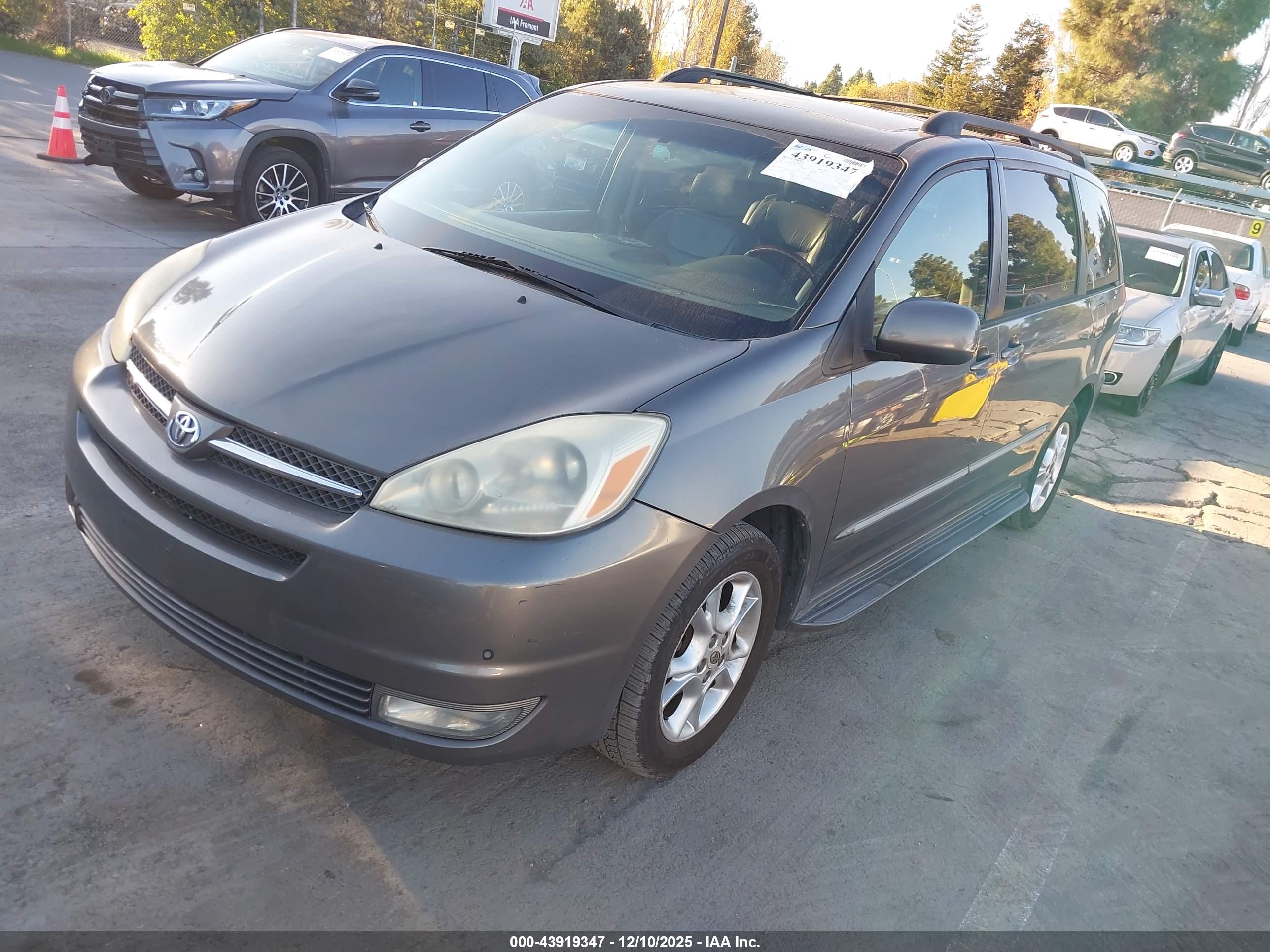 TOYOTA SIENNA image 2