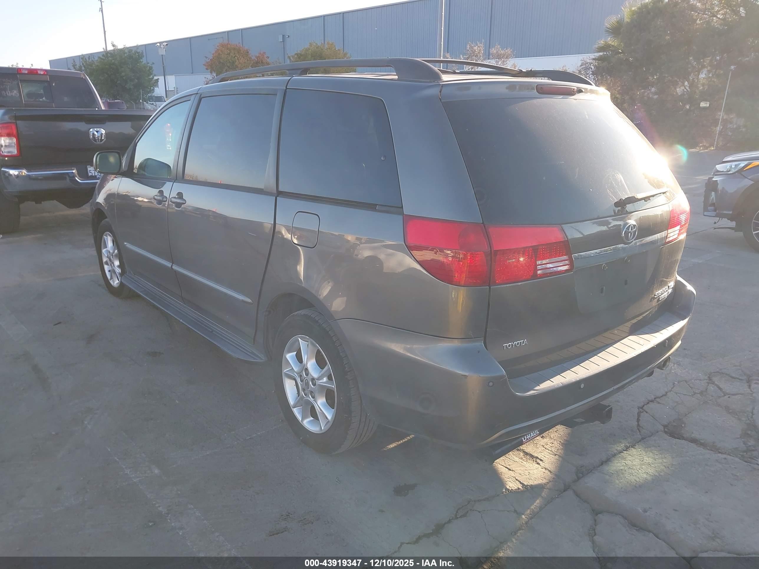 TOYOTA SIENNA image 3