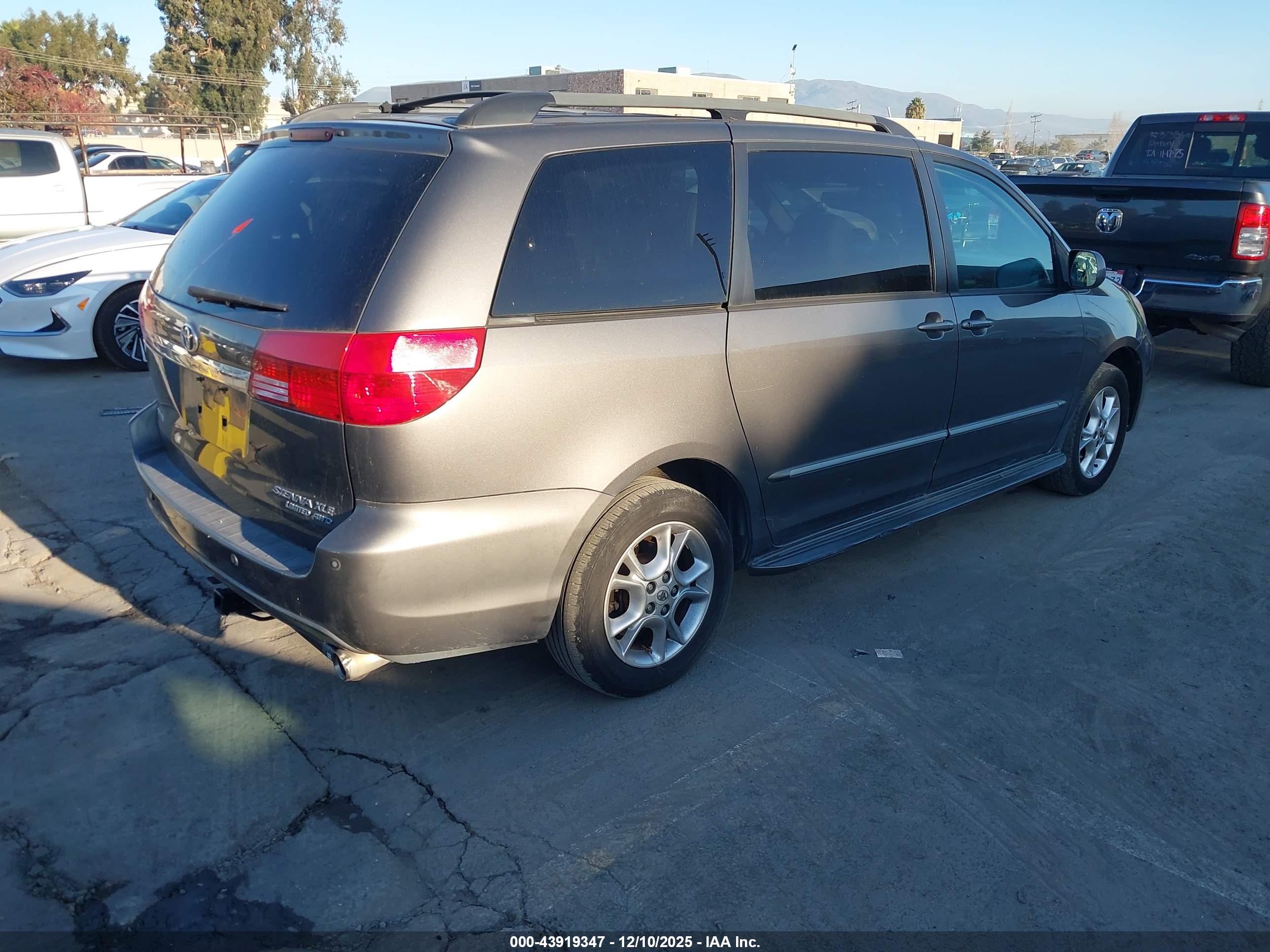 TOYOTA SIENNA image 4
