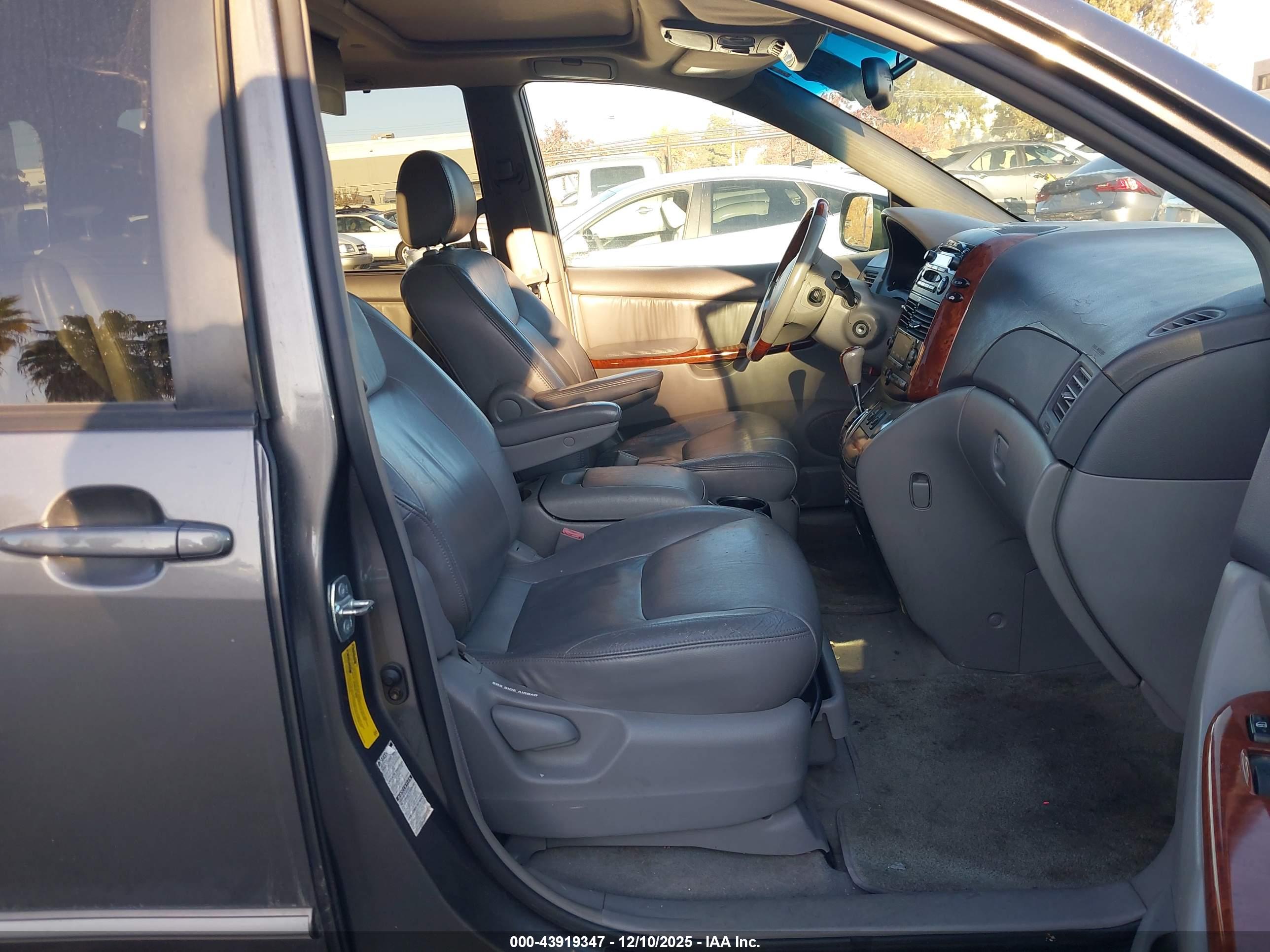 TOYOTA SIENNA image 5