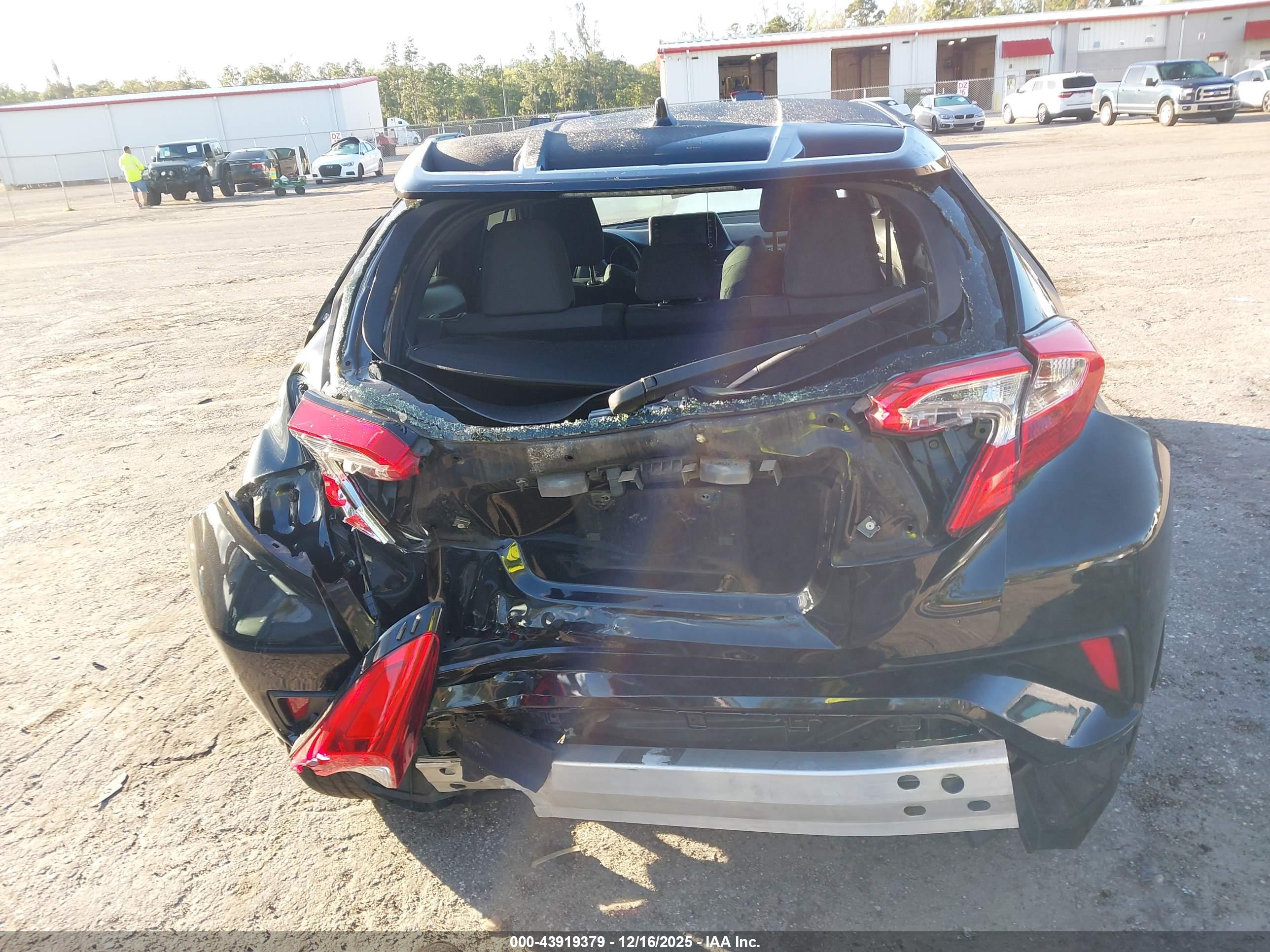 TOYOTA C-HR image 6