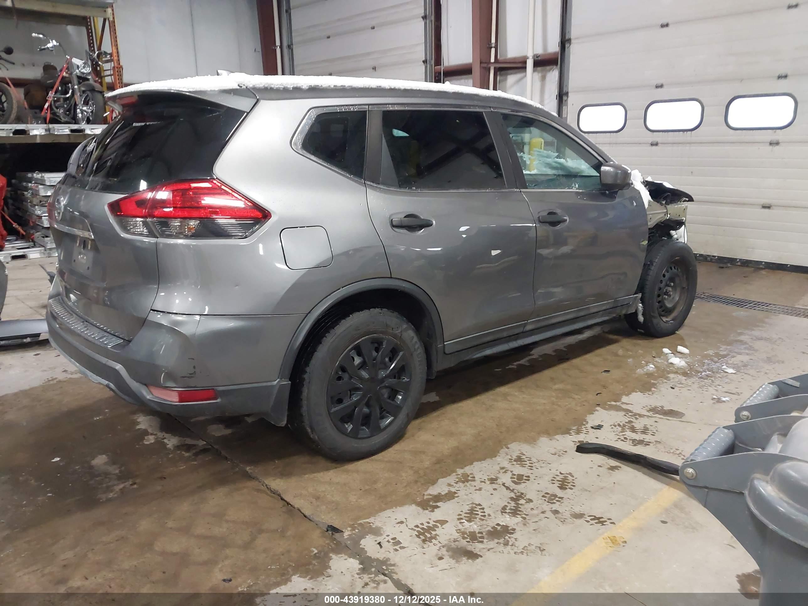 NISSAN ROGUE image 4