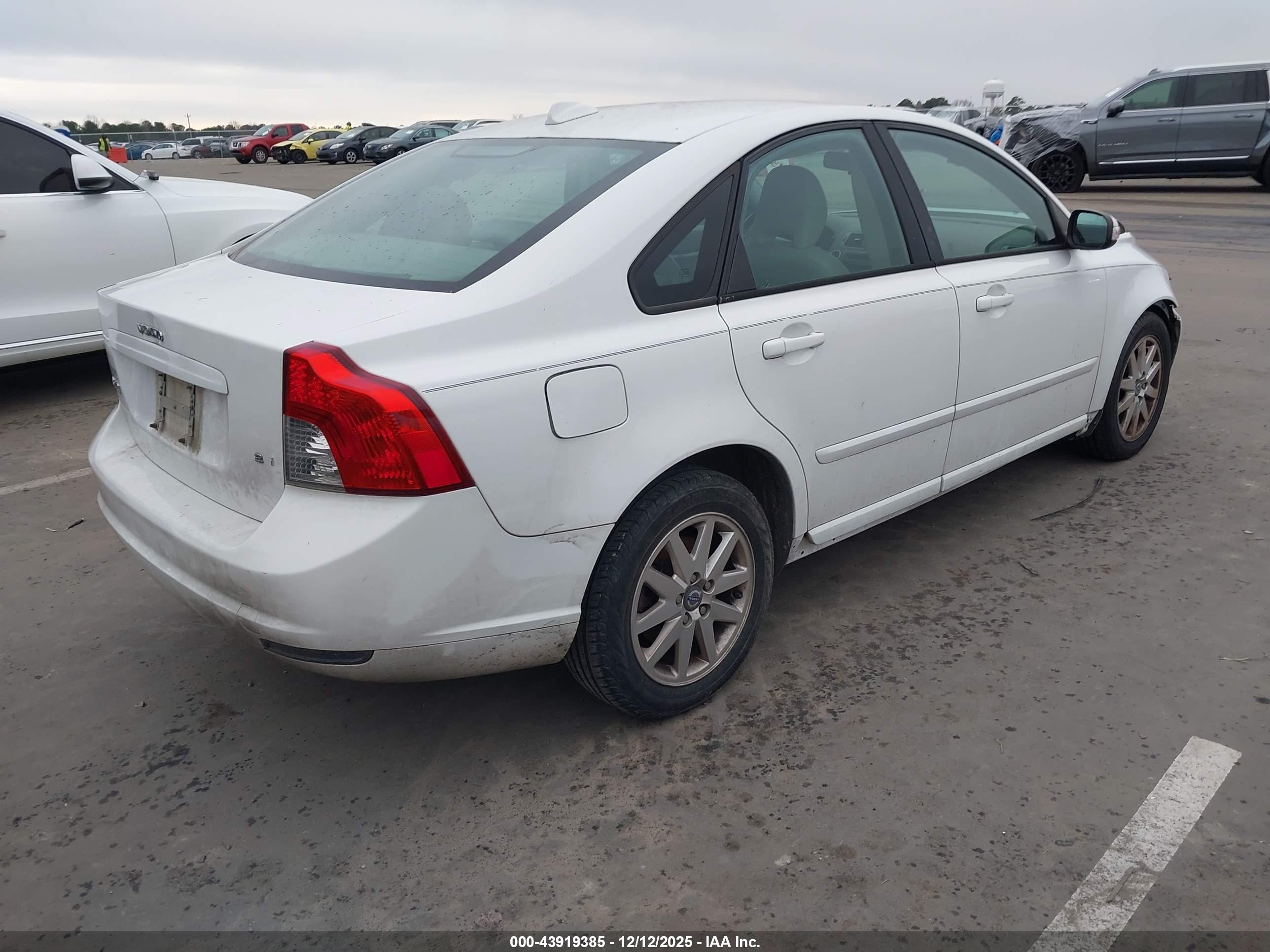 VOLVO S40 image 4