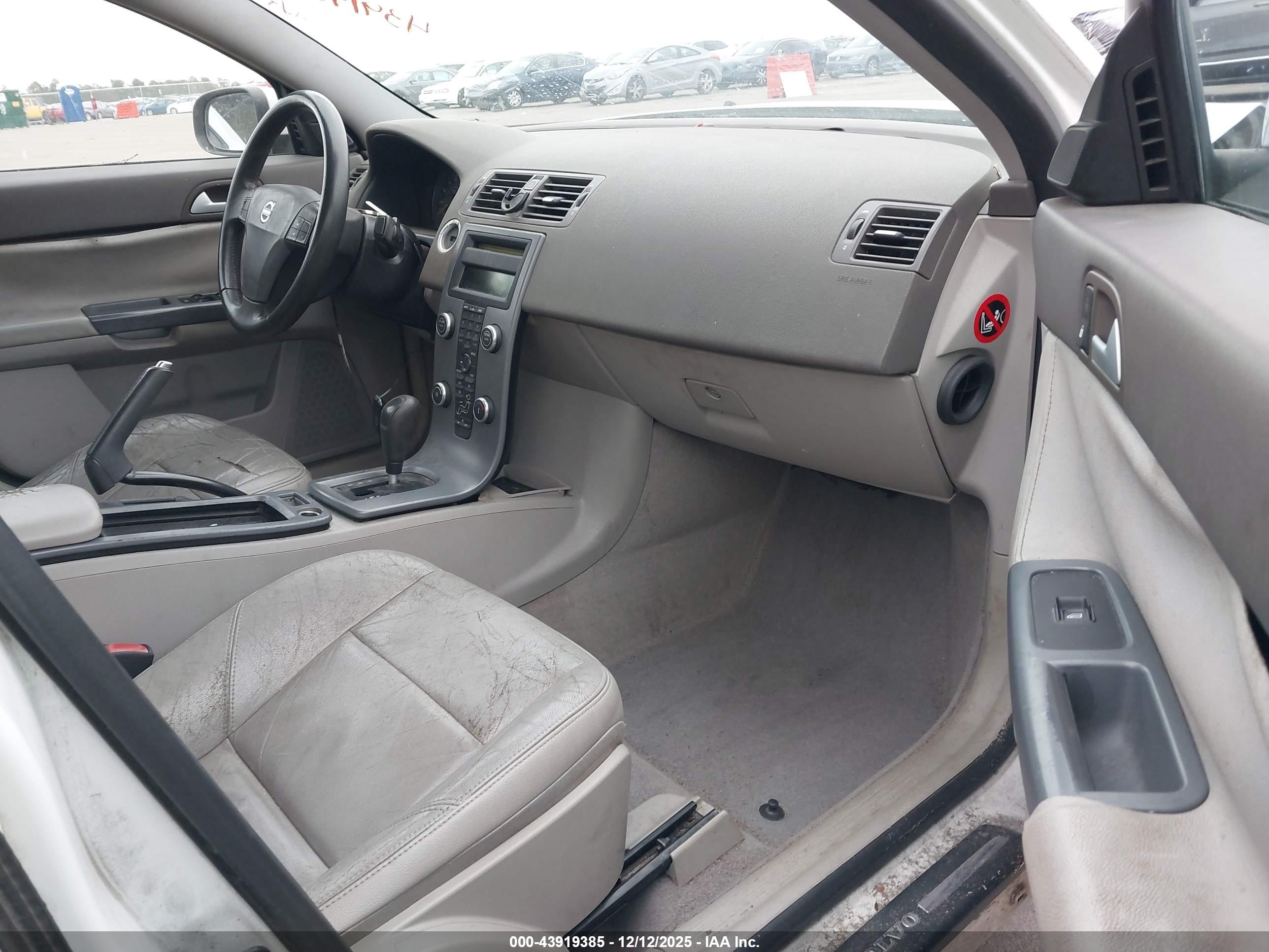 VOLVO S40 image 5