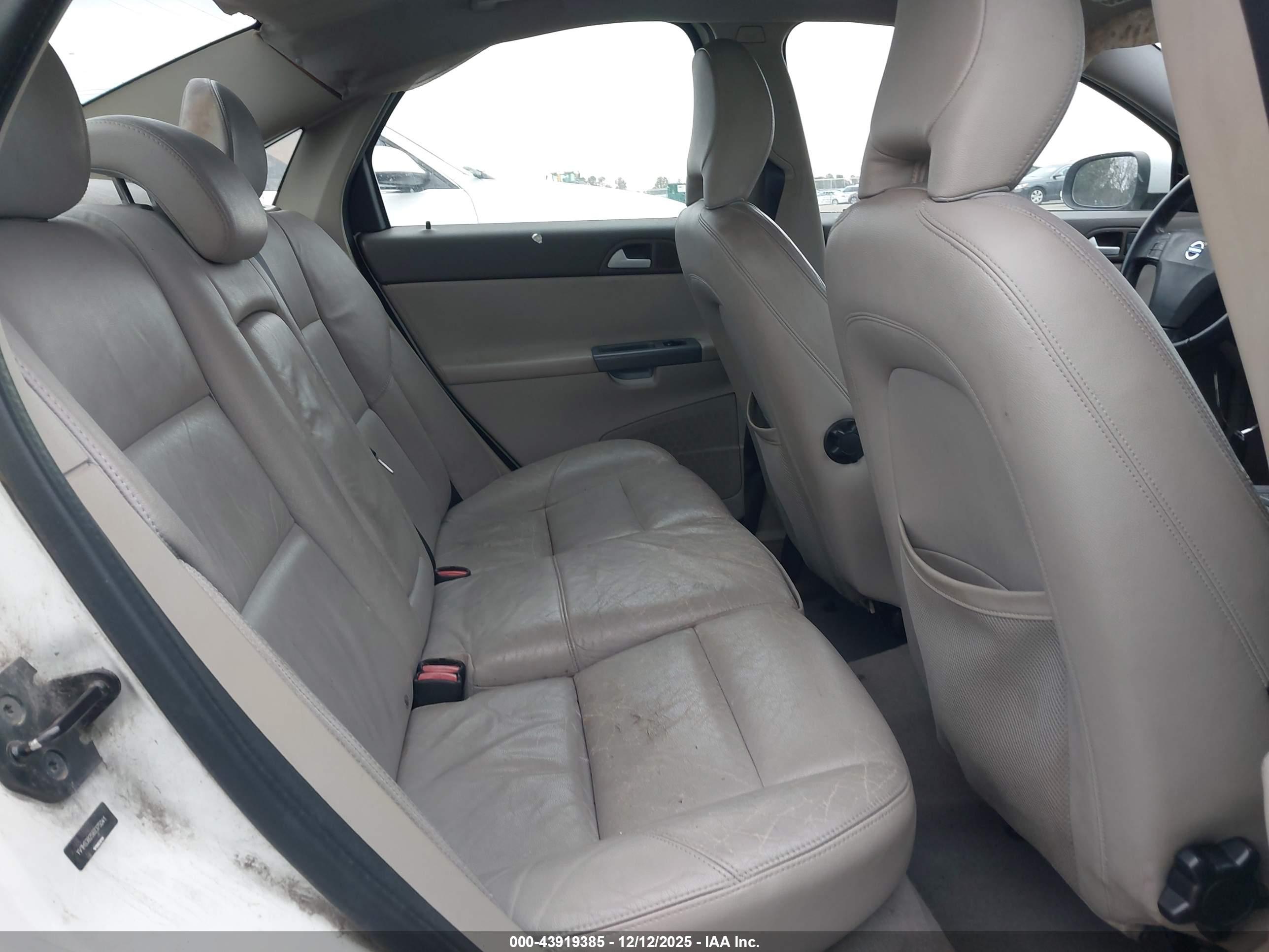 VOLVO S40 image 8