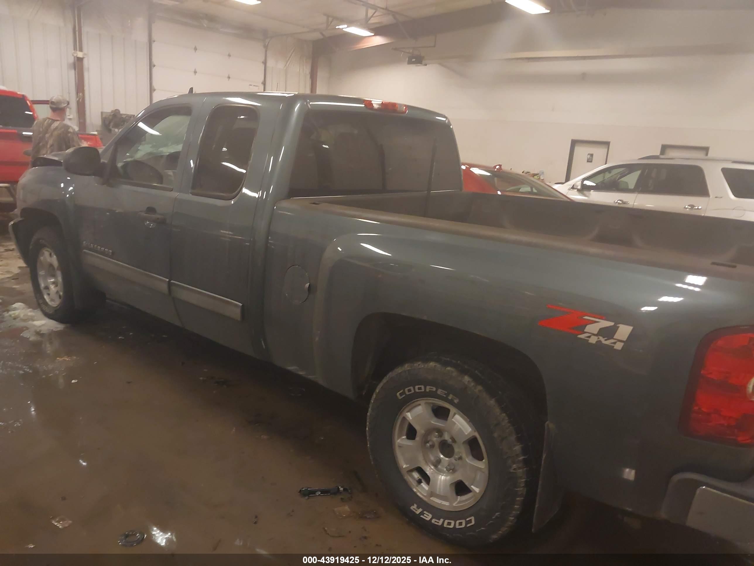 CHEVROLET SILVERADO image 3