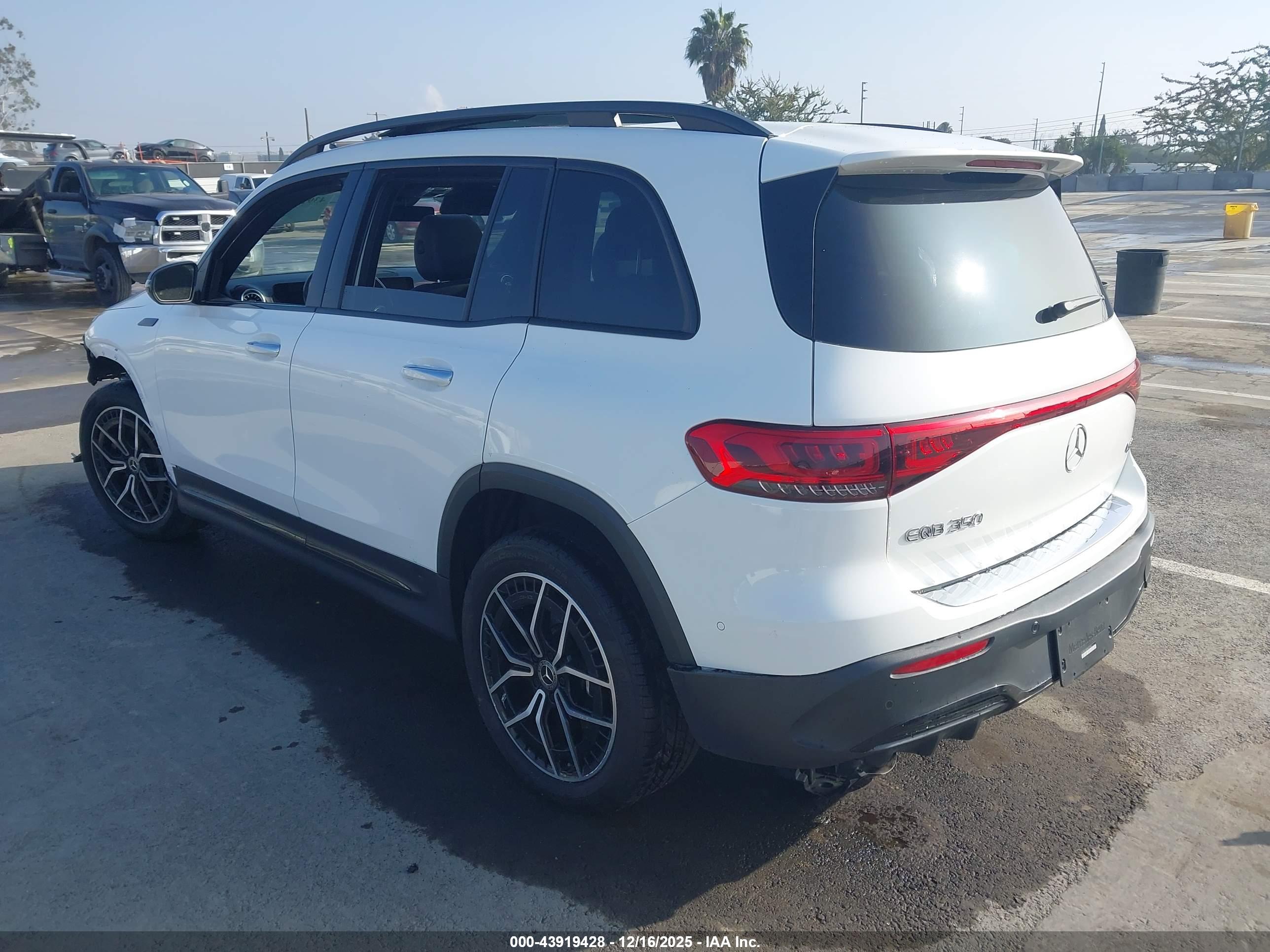 MERCEDES-BENZ EQB image 3