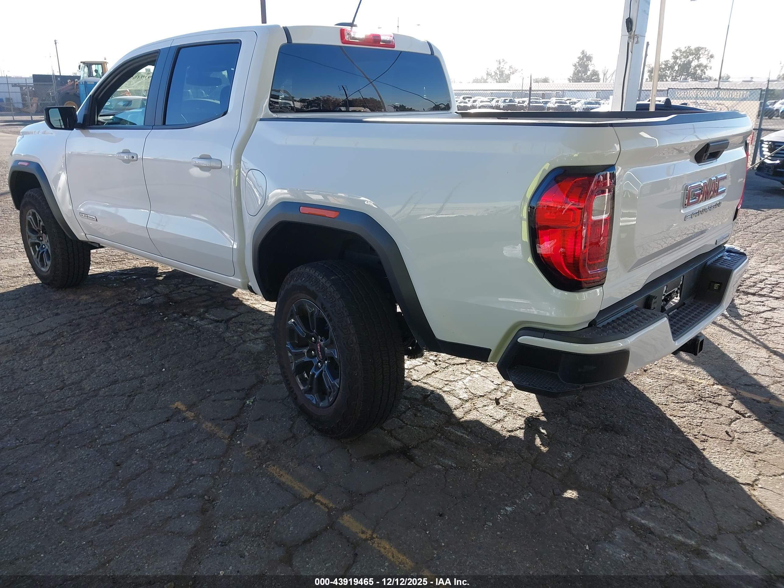 GMC CANYON image 3