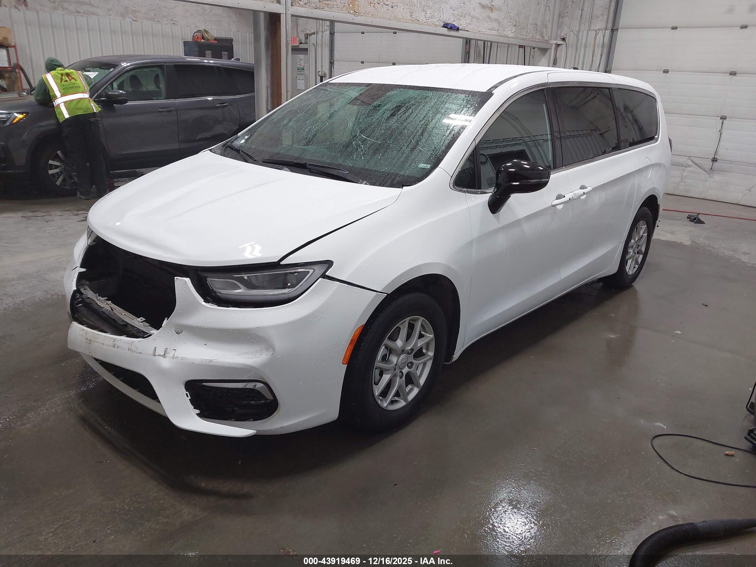 CHRYSLER PACIFICA image 2