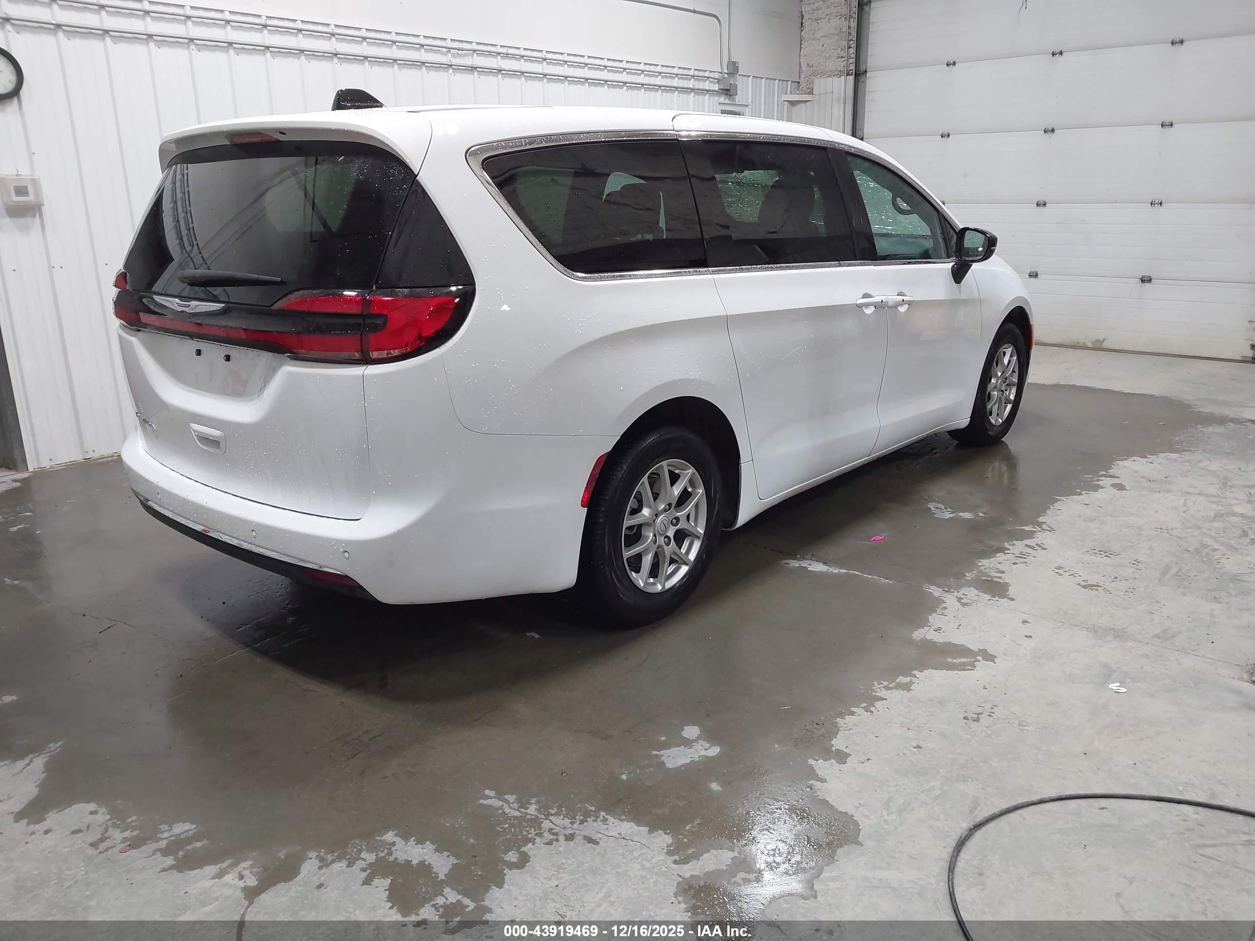 CHRYSLER PACIFICA image 4