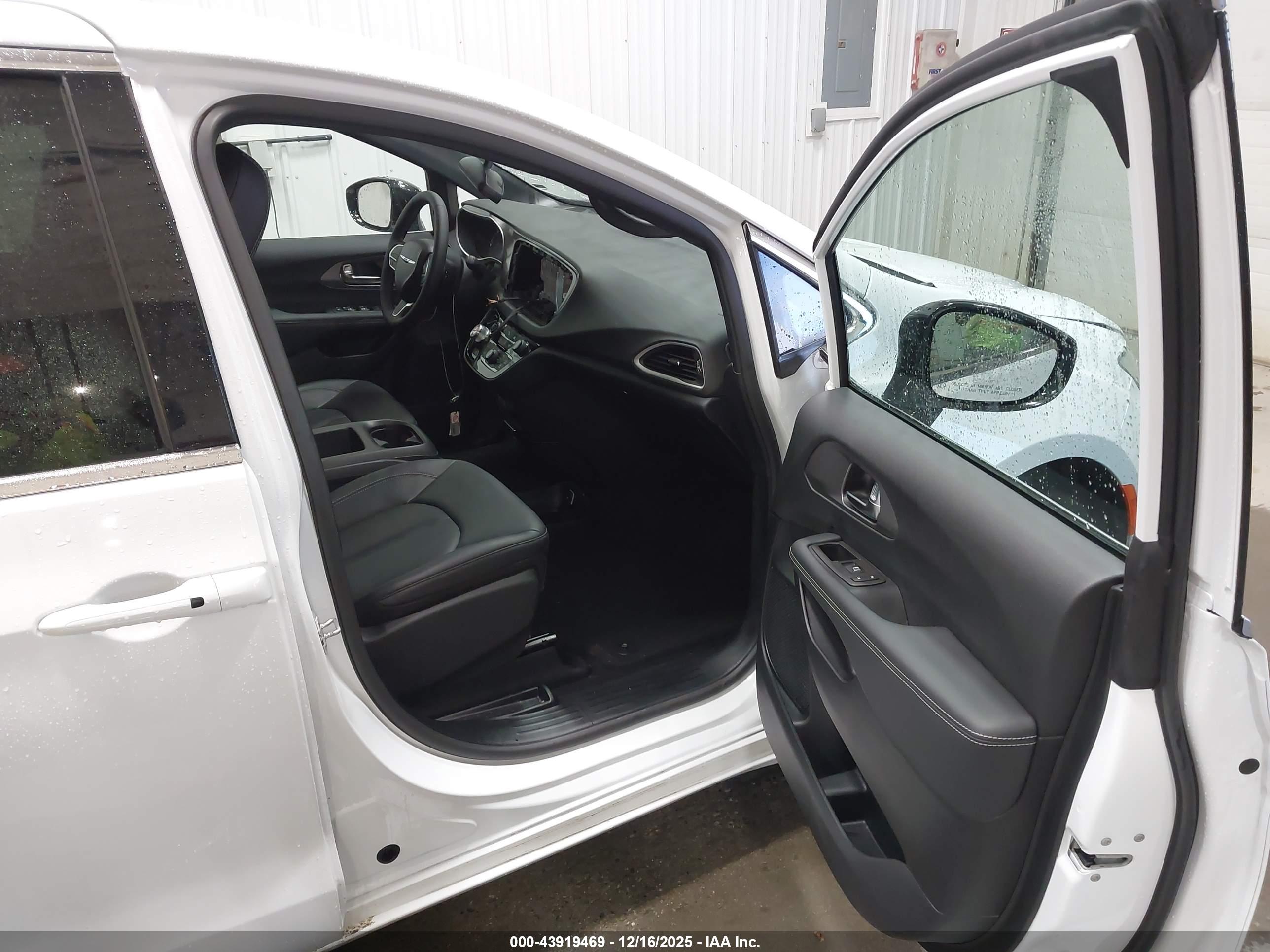 CHRYSLER PACIFICA image 5